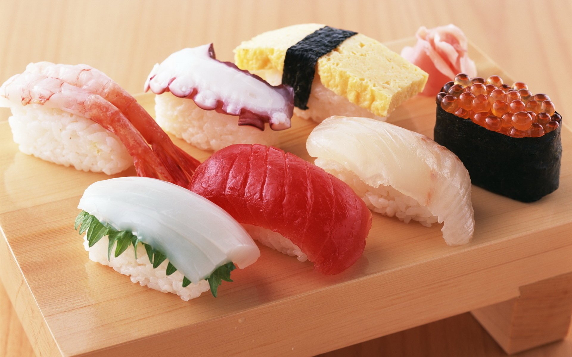 Суши и роллы с морепродуктами