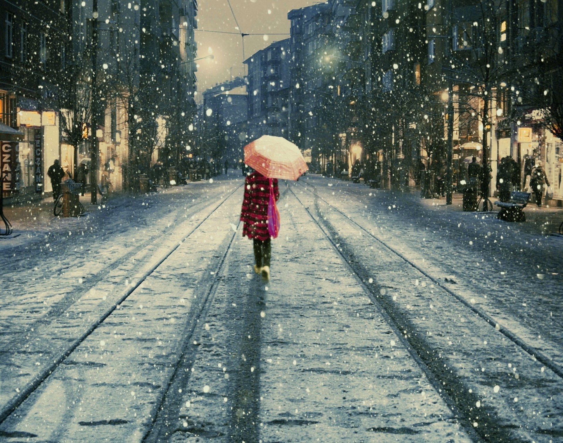 Картинка девушки идущей по заснеженной улице с зонтом