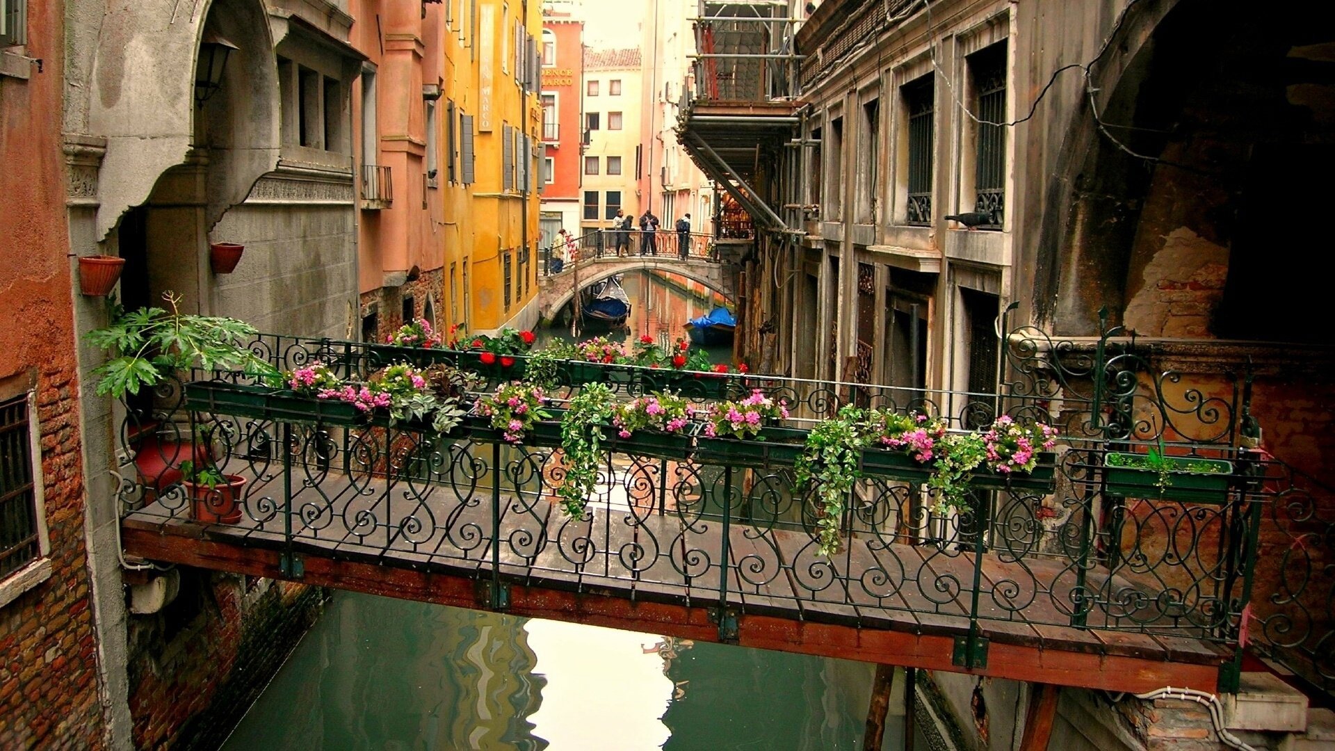 Мостик с цветами над водой в Венеции