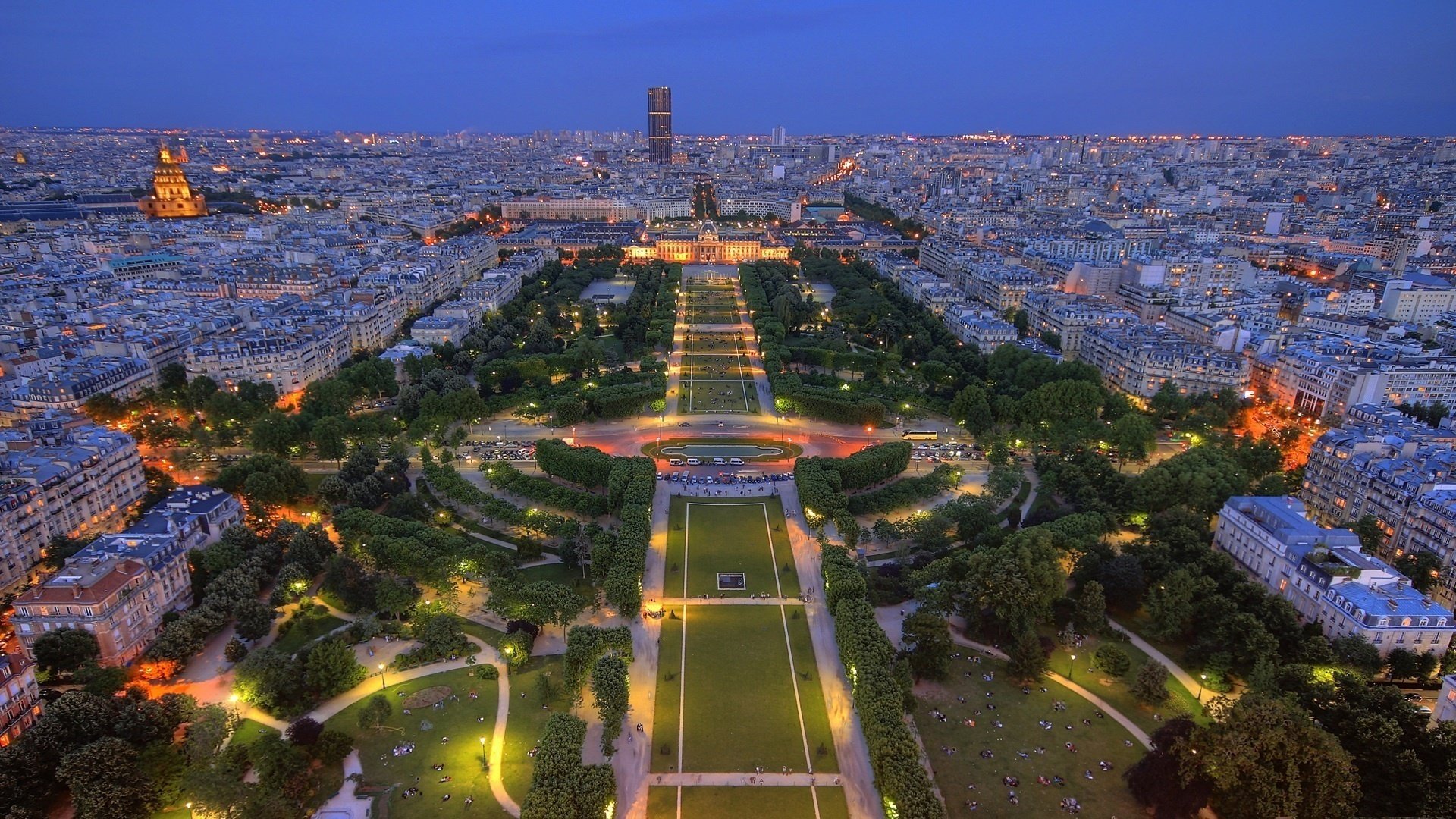 Ночной Париж с высоты птичьего полёта