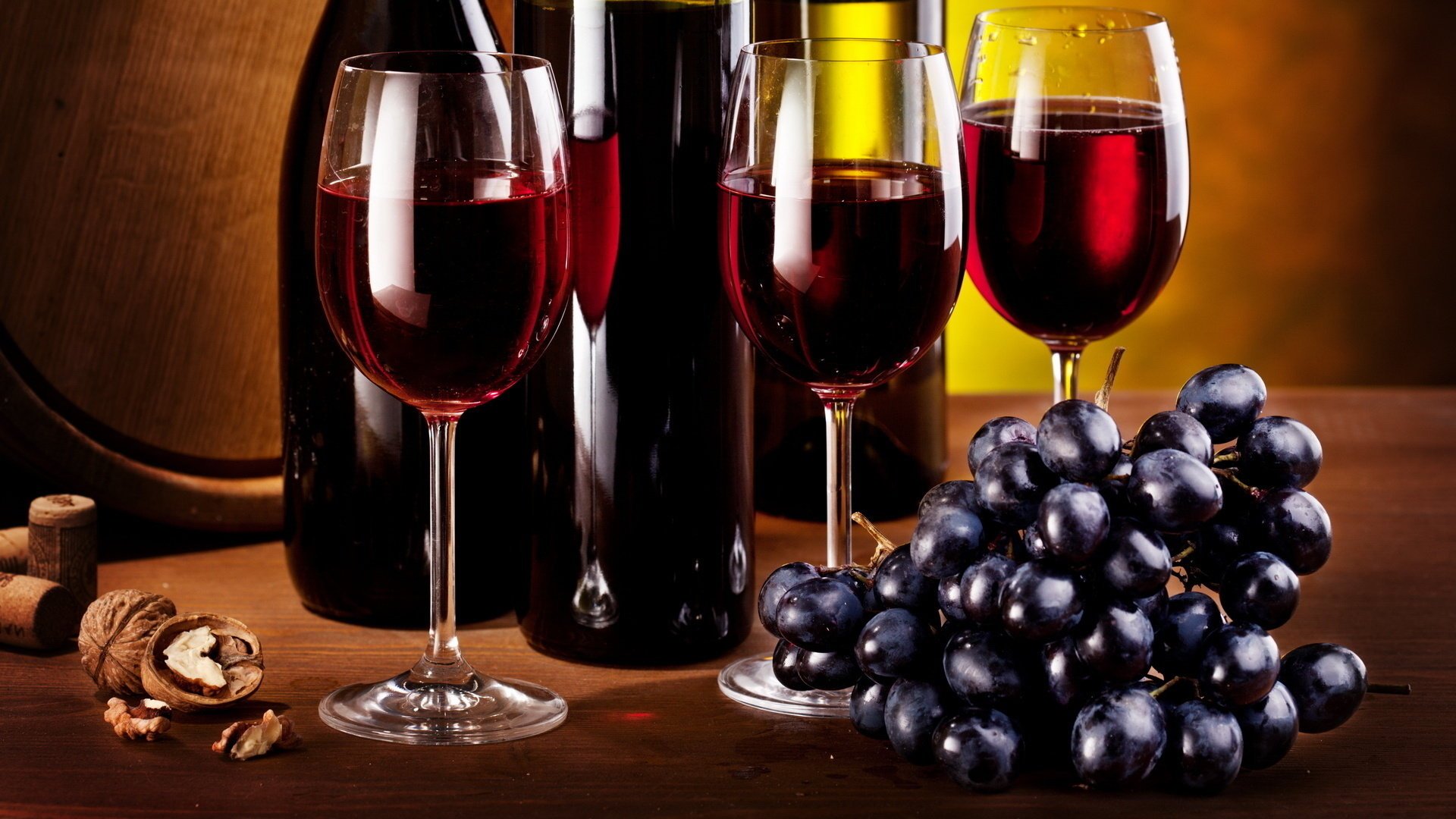 Вино с виноградом рождает картину