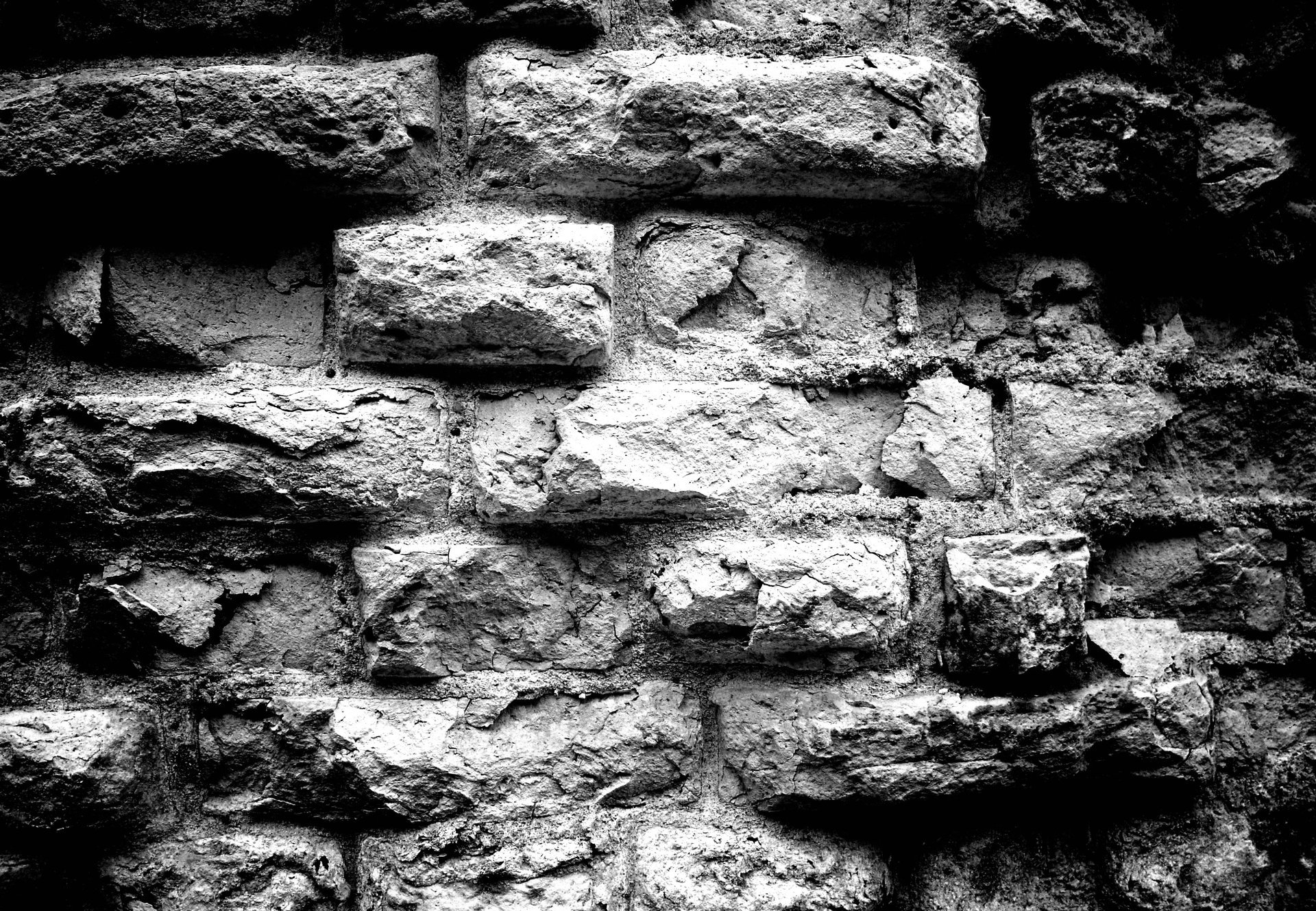 Черно-белая фотография кирпичной стены