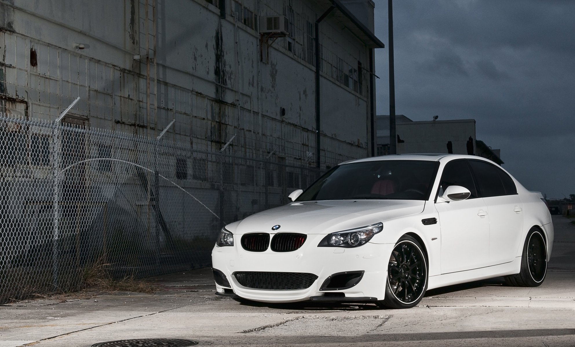 Обои для телефона bmw m5 e60 белый бмв забор колючая проволока