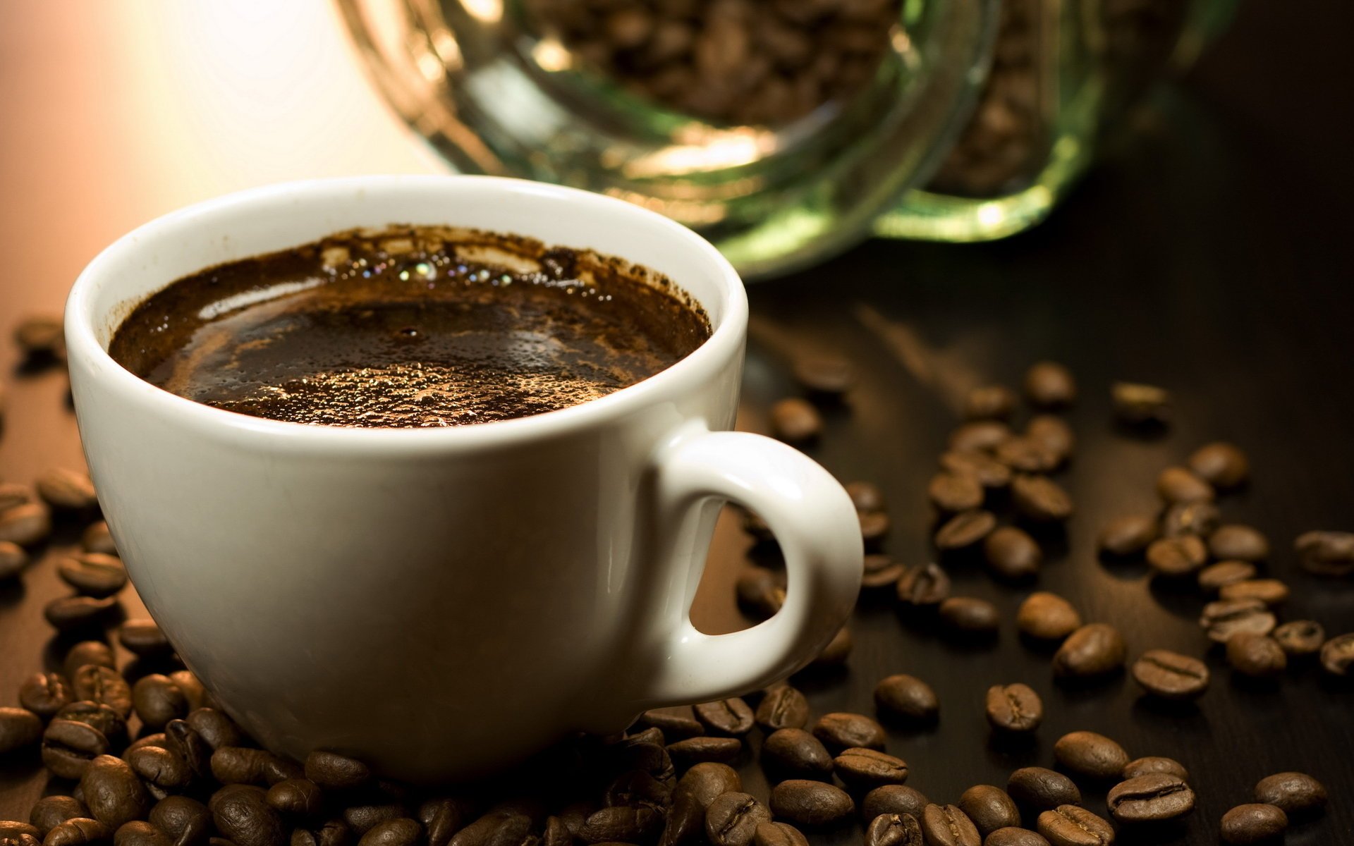 Чашка с кофе среди кофейных зерен