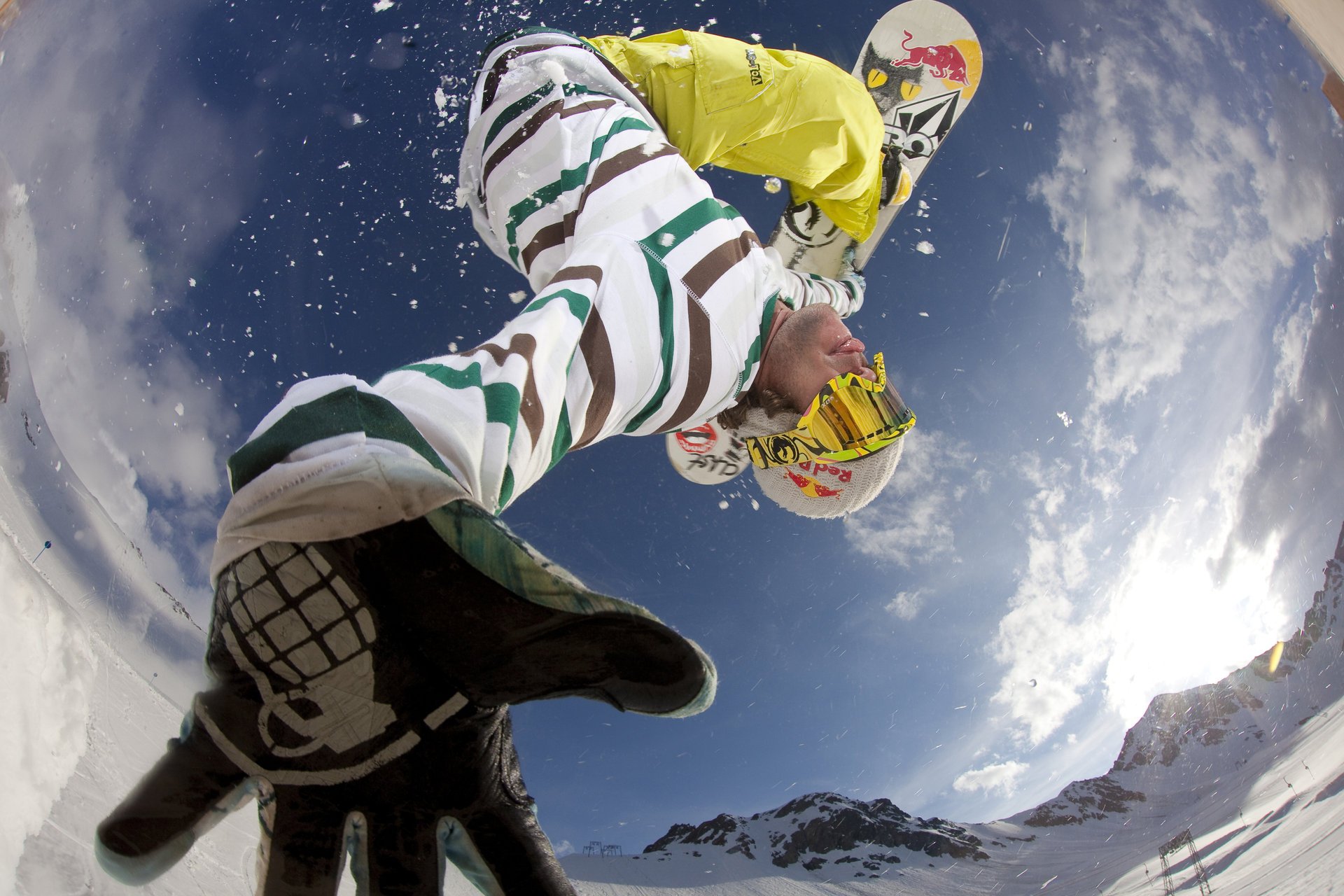 Прыжок сноубордиста, фотография снизу