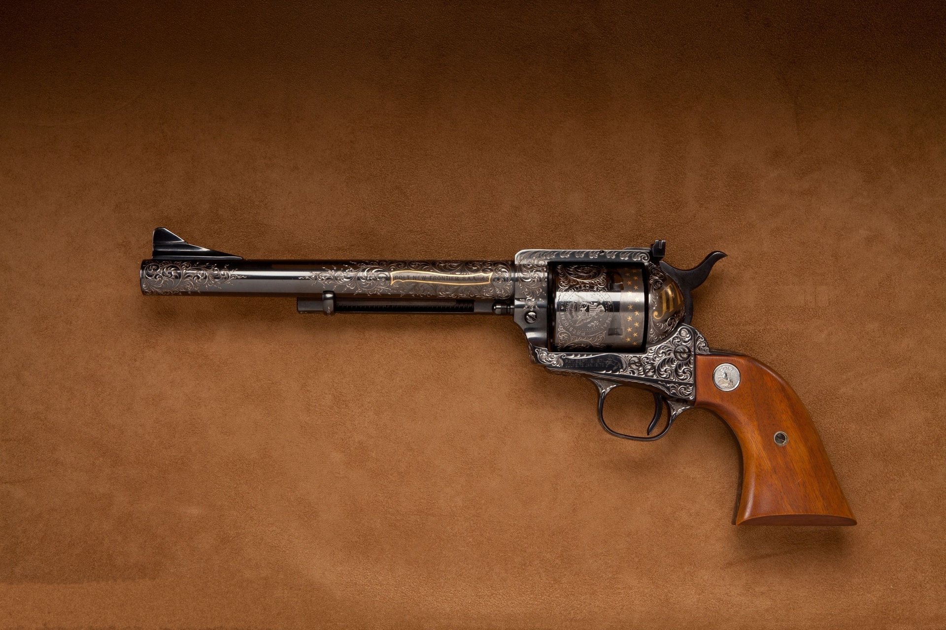Револьвер кольт с гравировкой на коричневом фоне