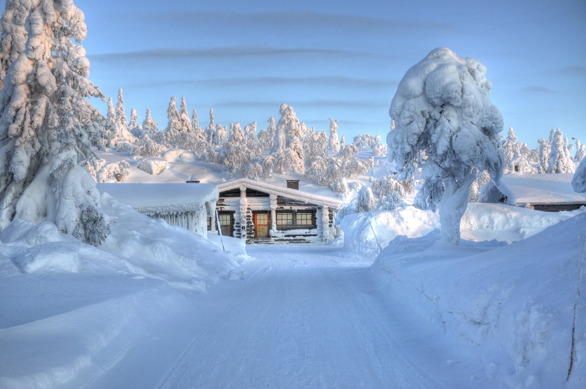 Зимняя дорога в лесу к домику где то в Финляндии