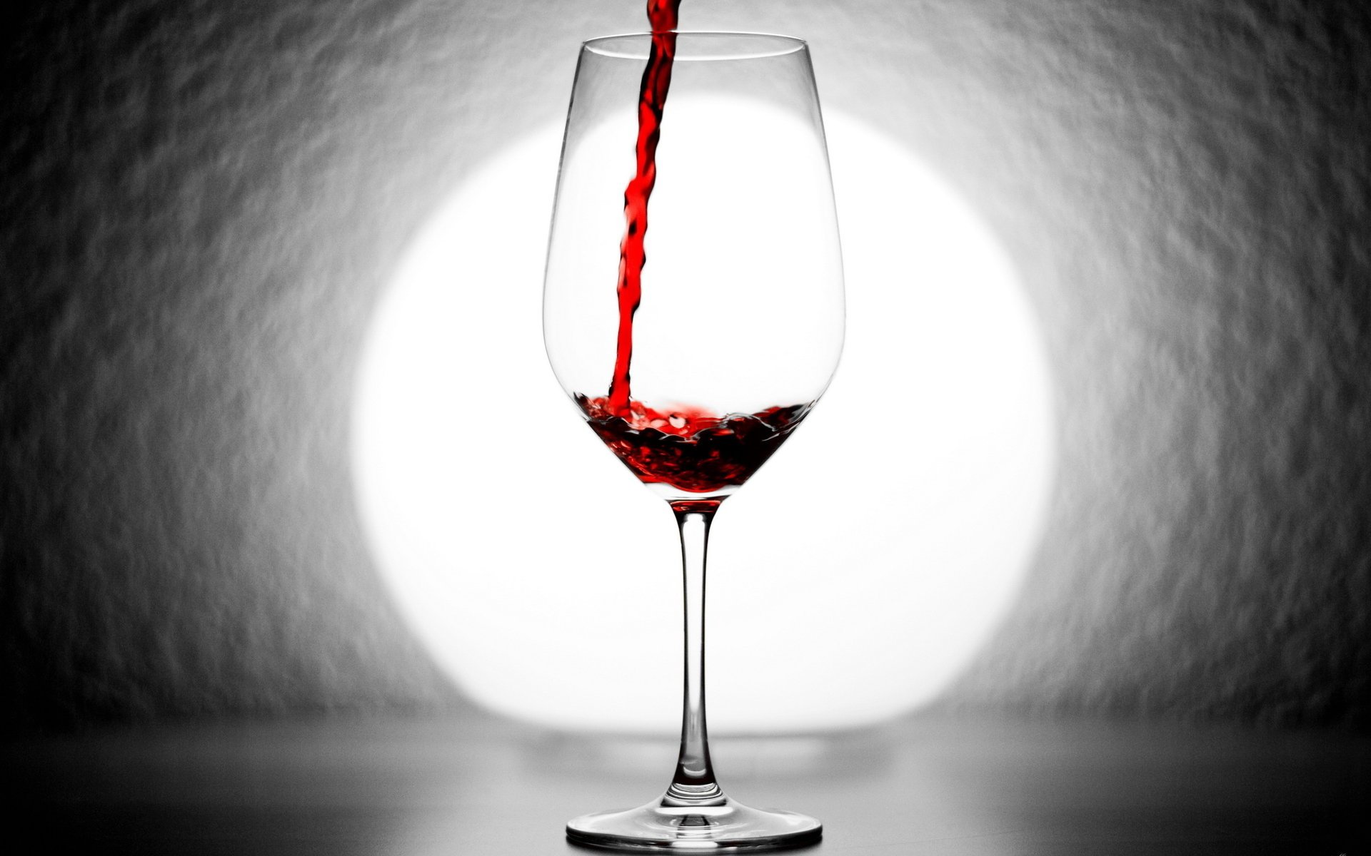 Бокал наполняющийся красным вином