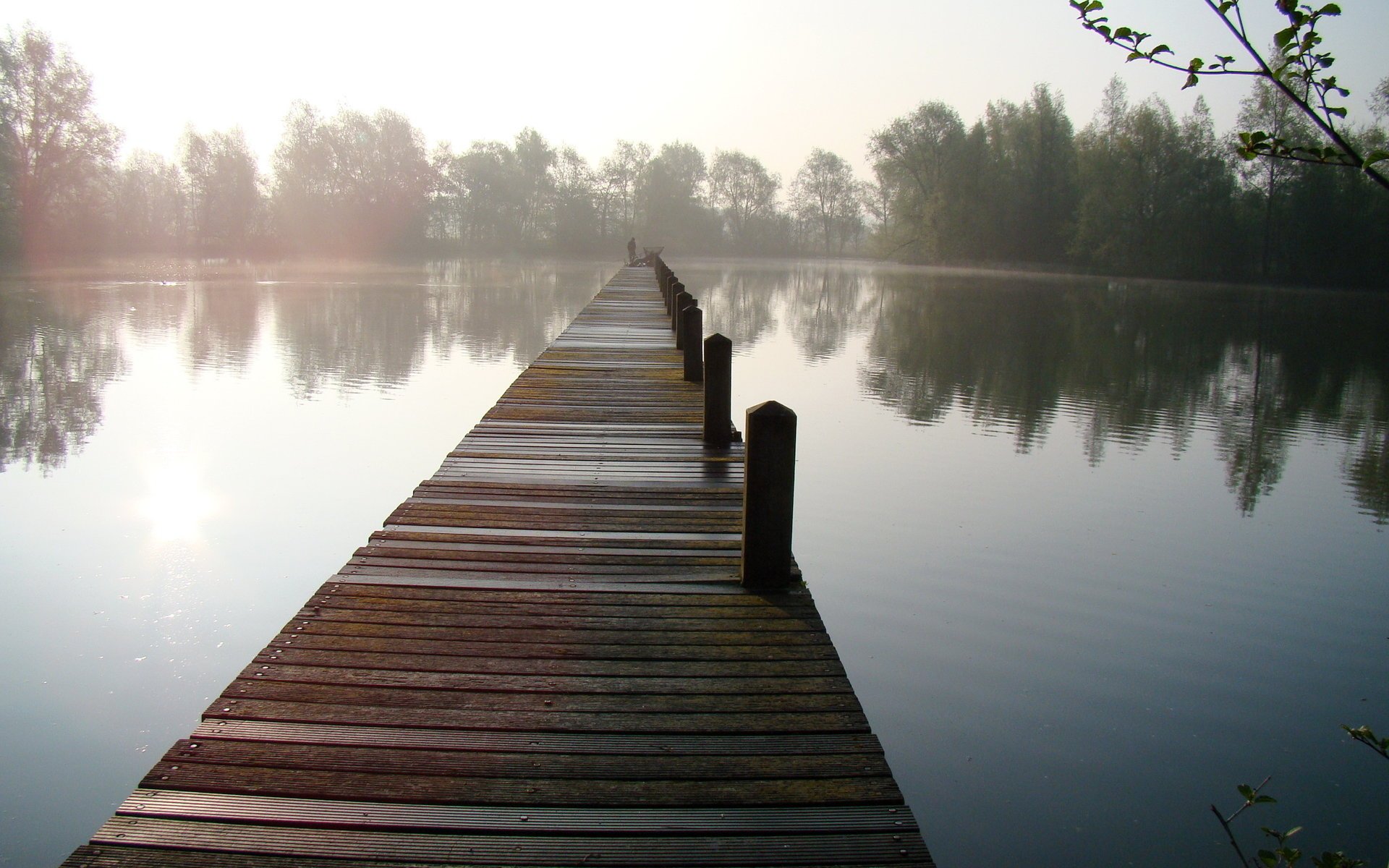 Деревянный мост на туманном озере