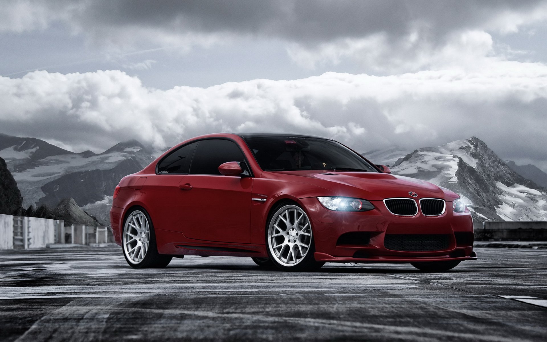 красный спортивный автомобиль BMW бесплатно