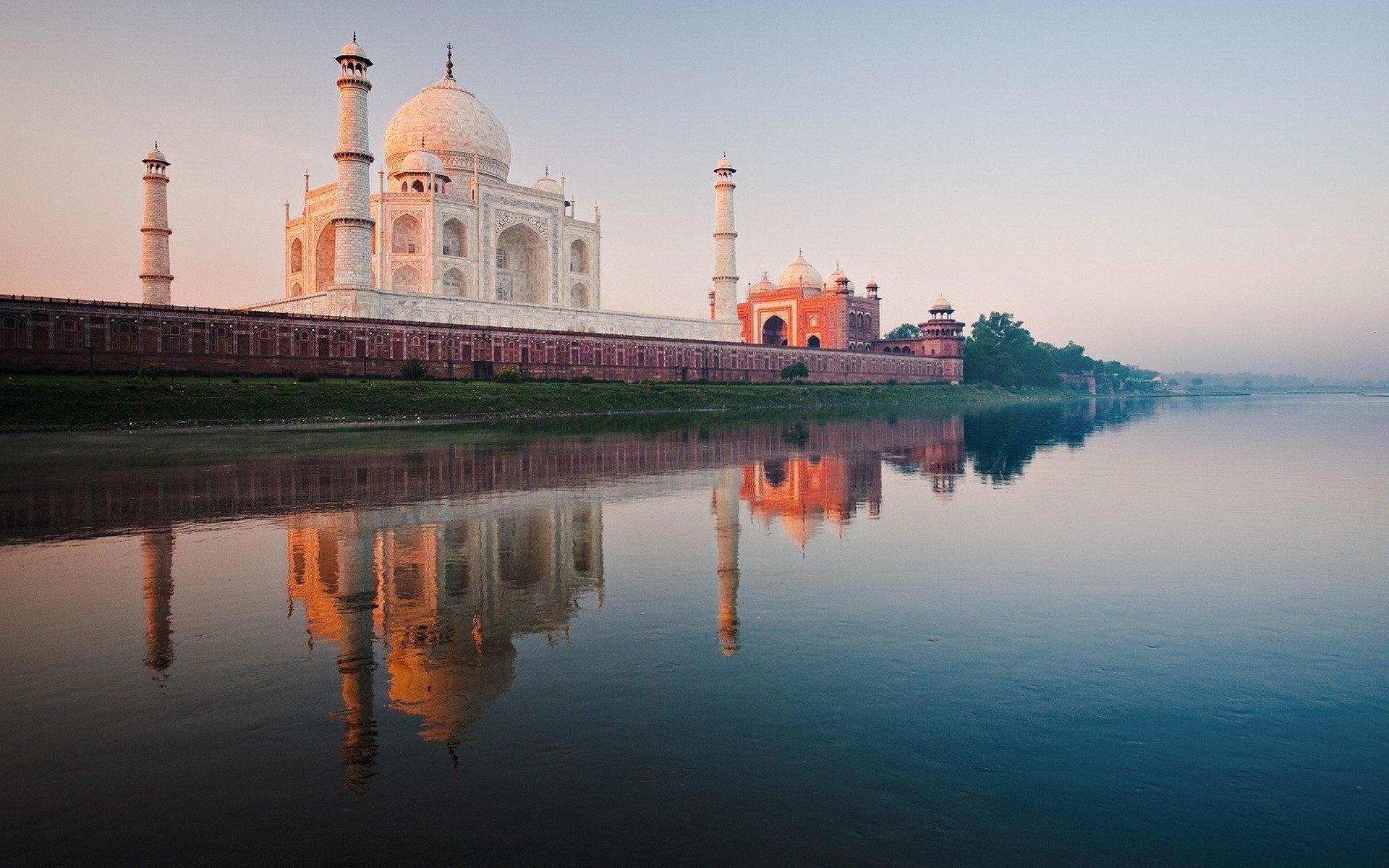 Индия река джамба на расвете отражения здания тадж-махал