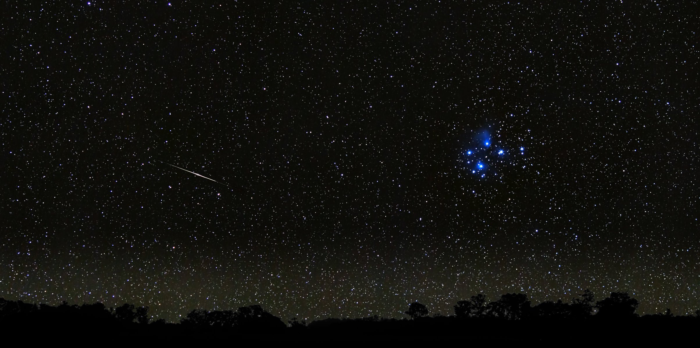 Метеор на ночном звёздном небе