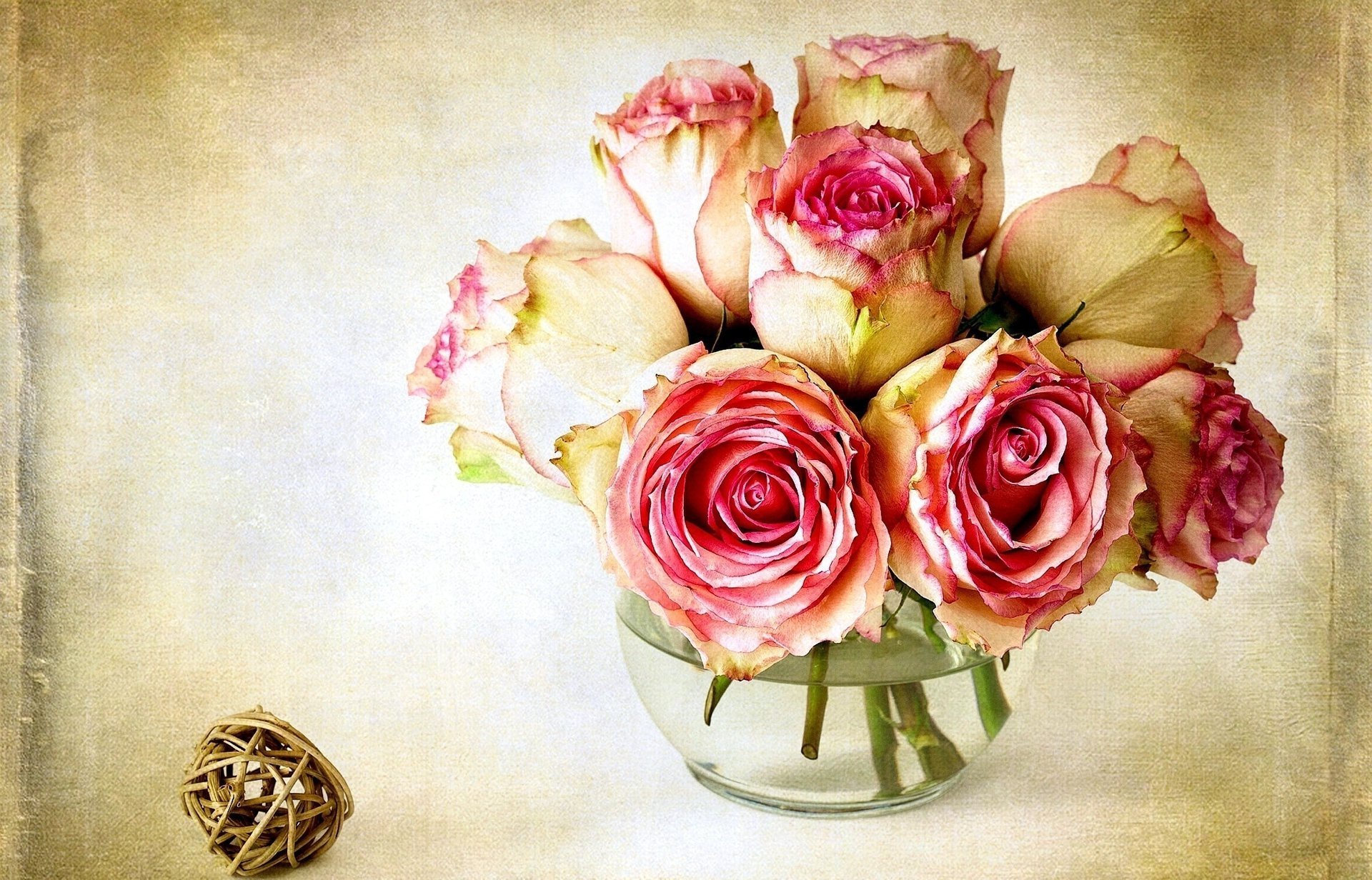 Королевские цветы в вазе