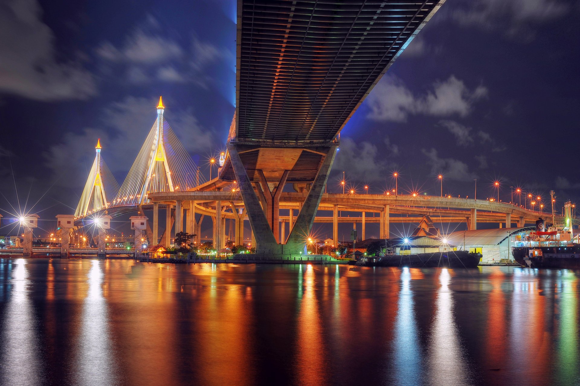 Ночной Бангкок. Фонари, мост, зрелище