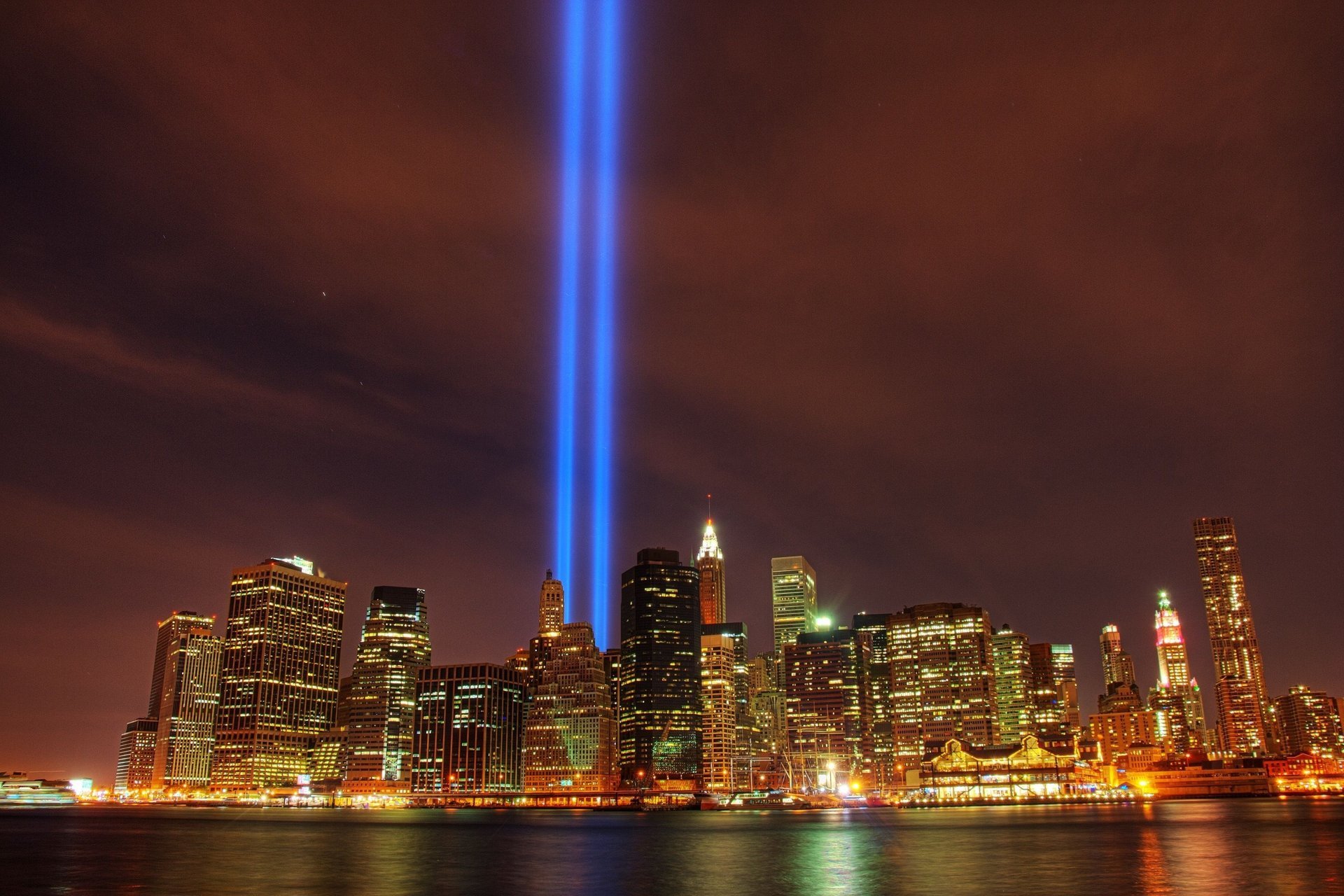 Нью-Йорк, в память о трагедии 11 сентября. Башни близнецы