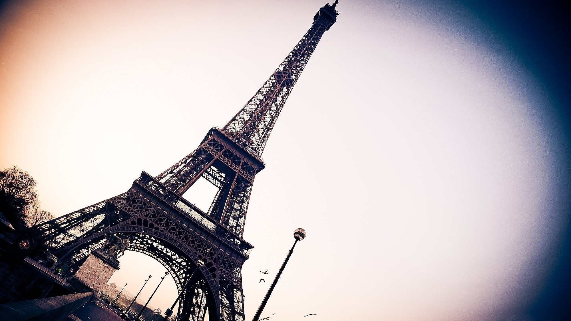 Париж. Эйфелева башня на обоях с детской