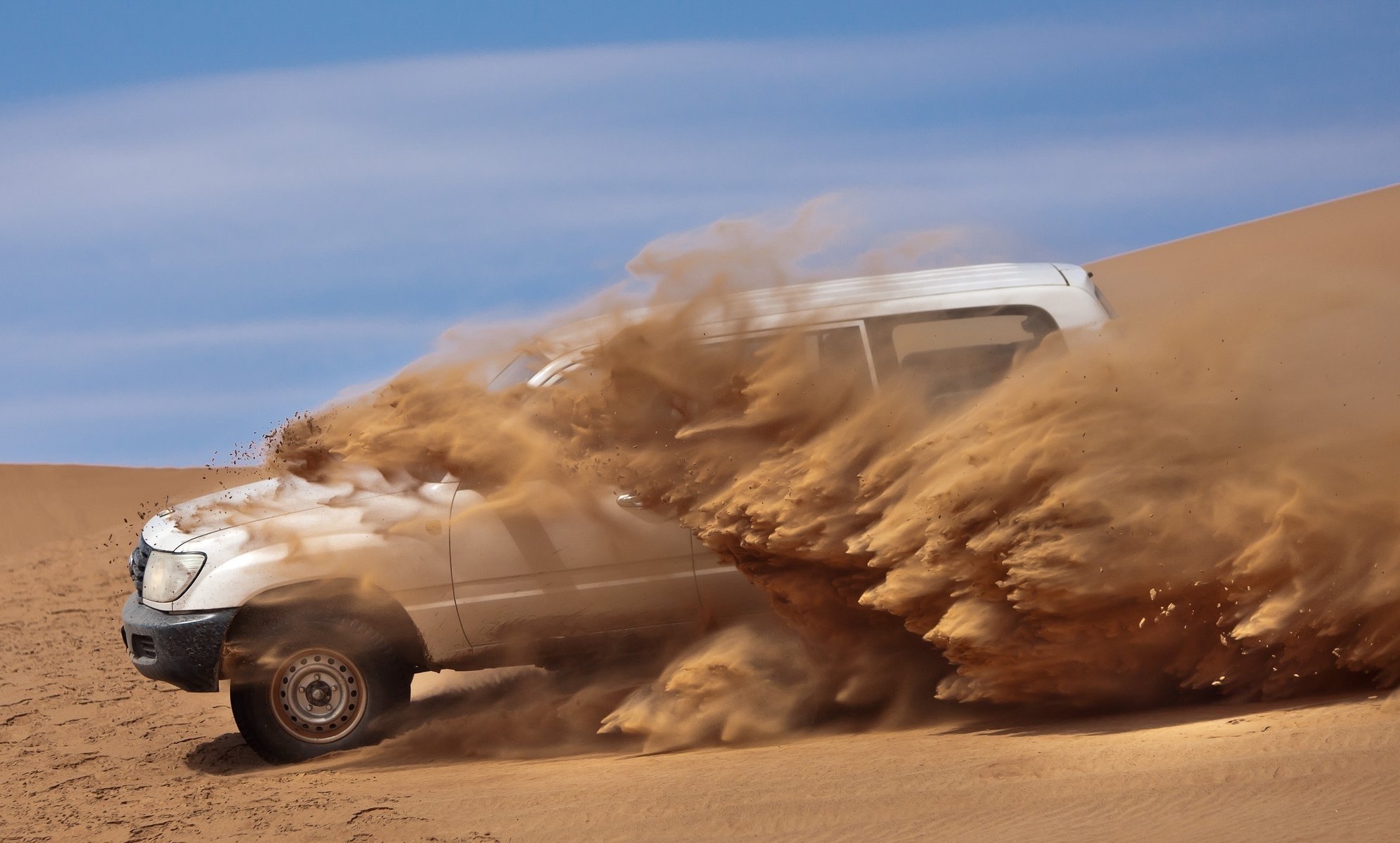 Машина выезжает из песка