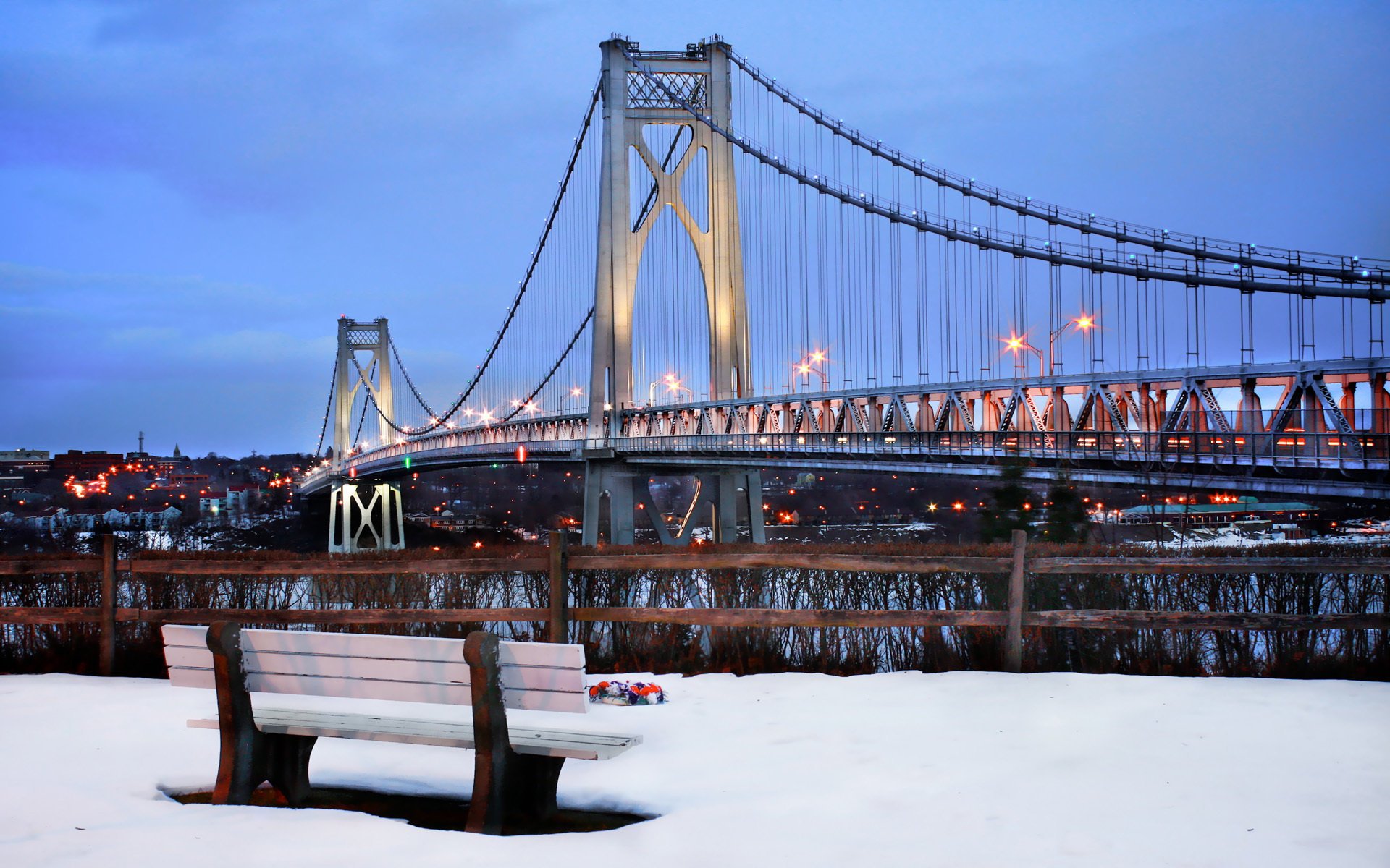 Зима в Нью-Йорке, скамейка для свиданий с видом на мост