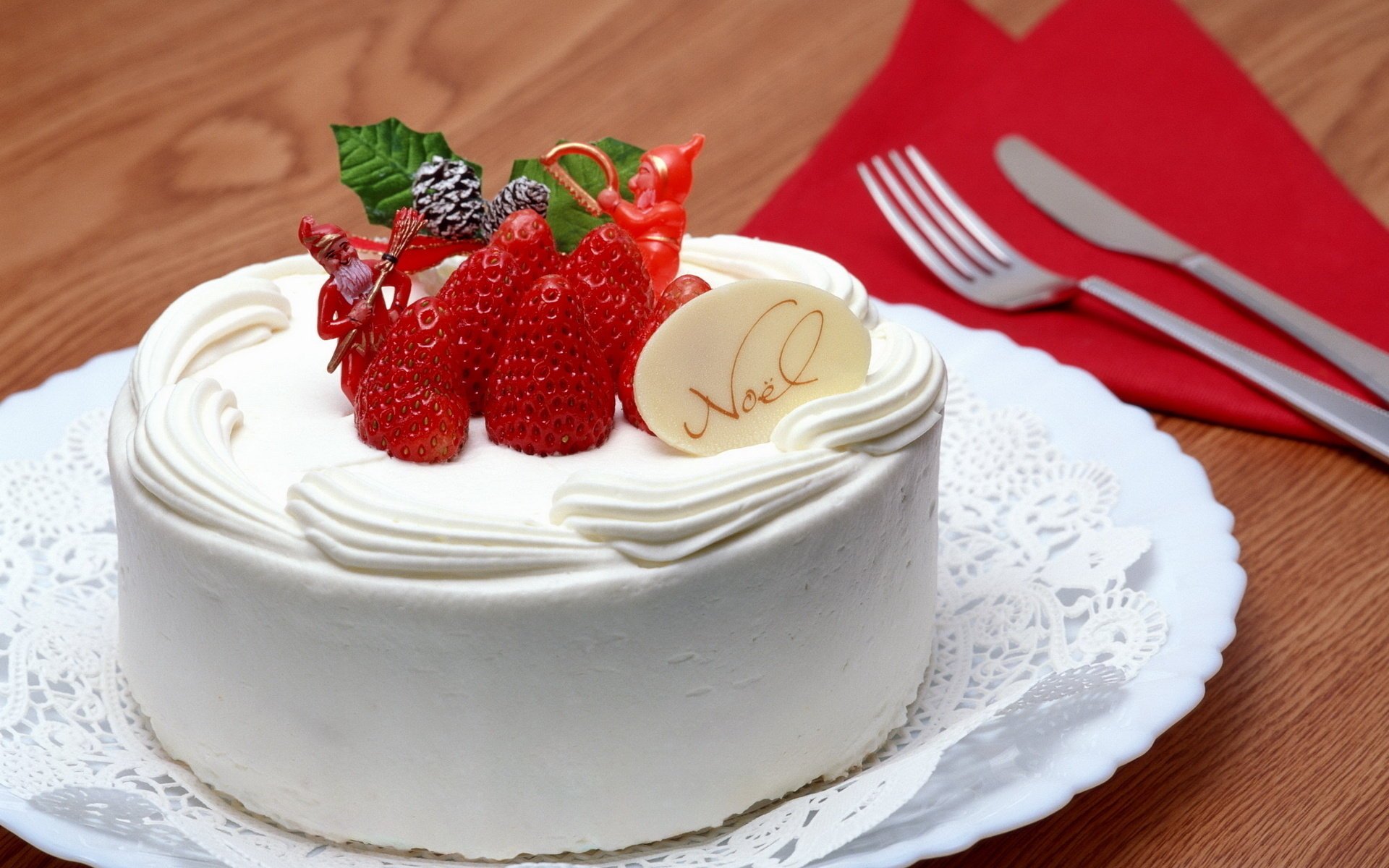 Красивое пирожное с ягодами на тарелке