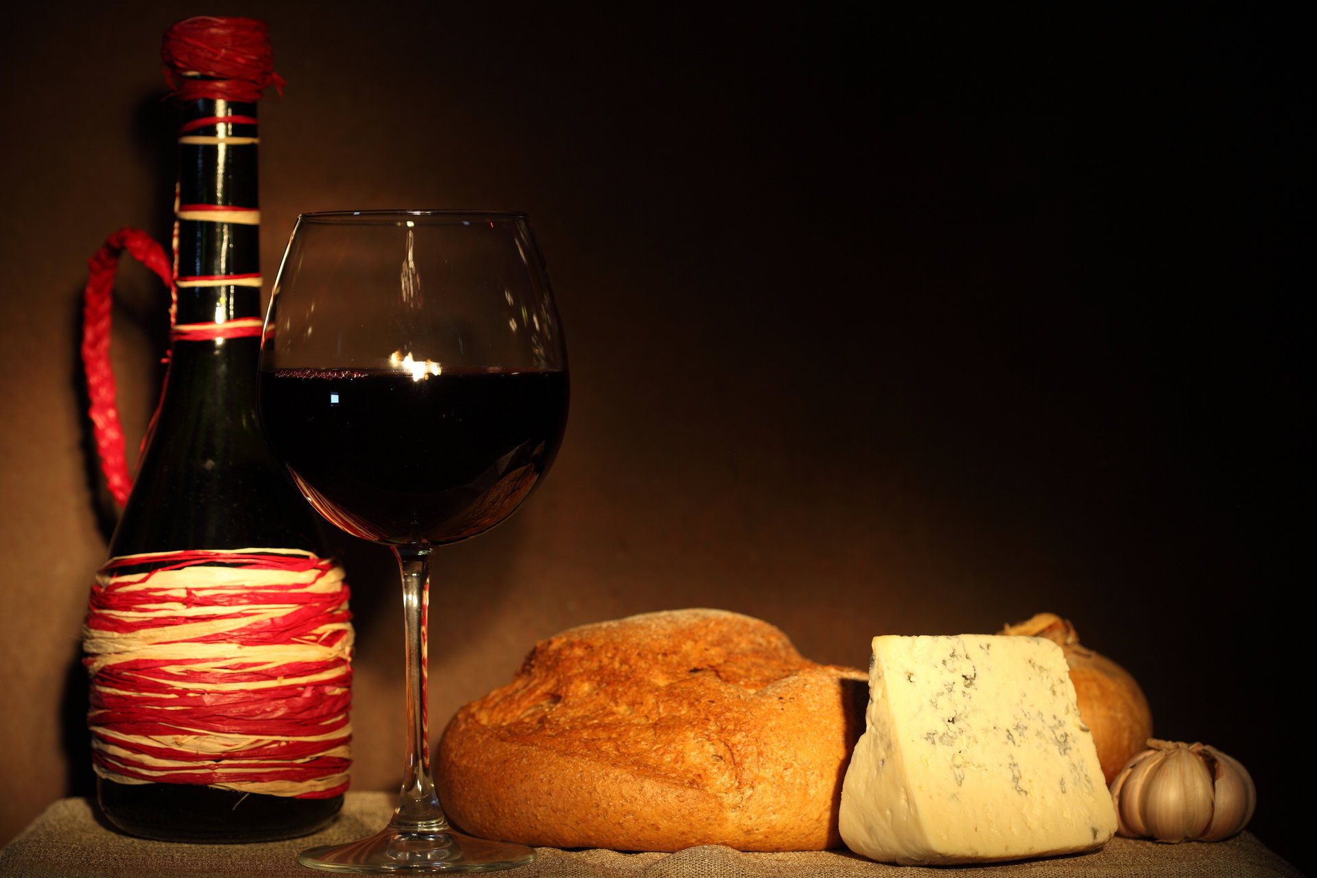 Красивое изображение вина и хлеба