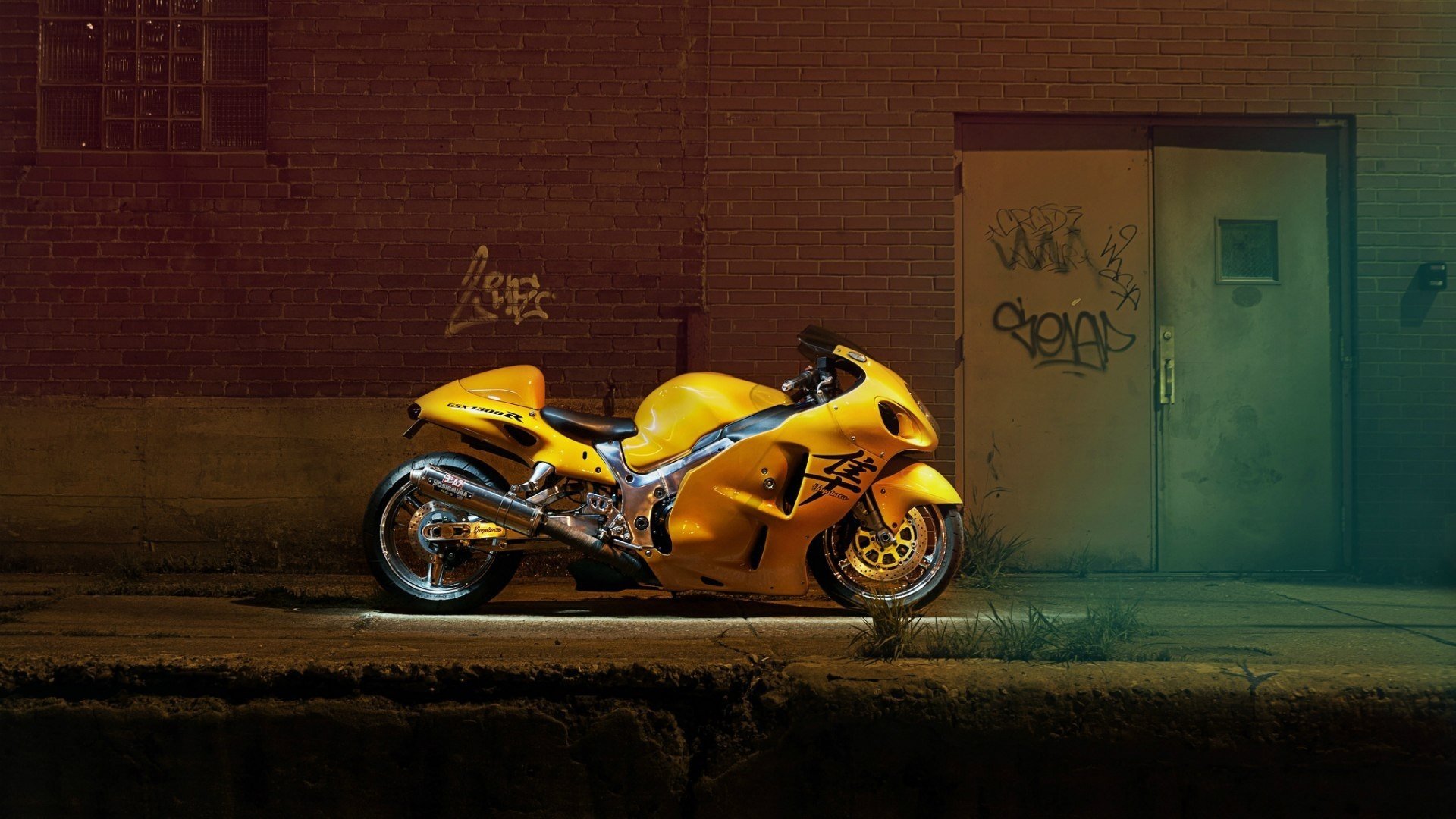 Жёлтый мотоцикл рядом с дверью