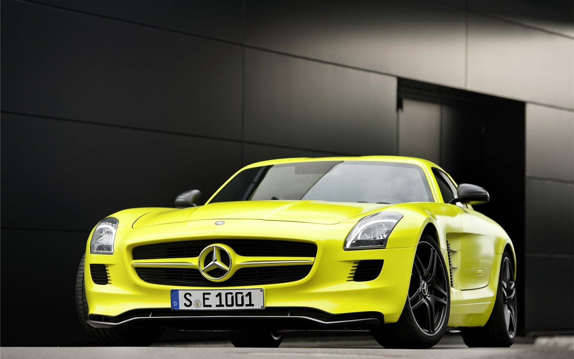 желтый автомобиль Mercedes-Benz SLS AMG E-Cell без смс