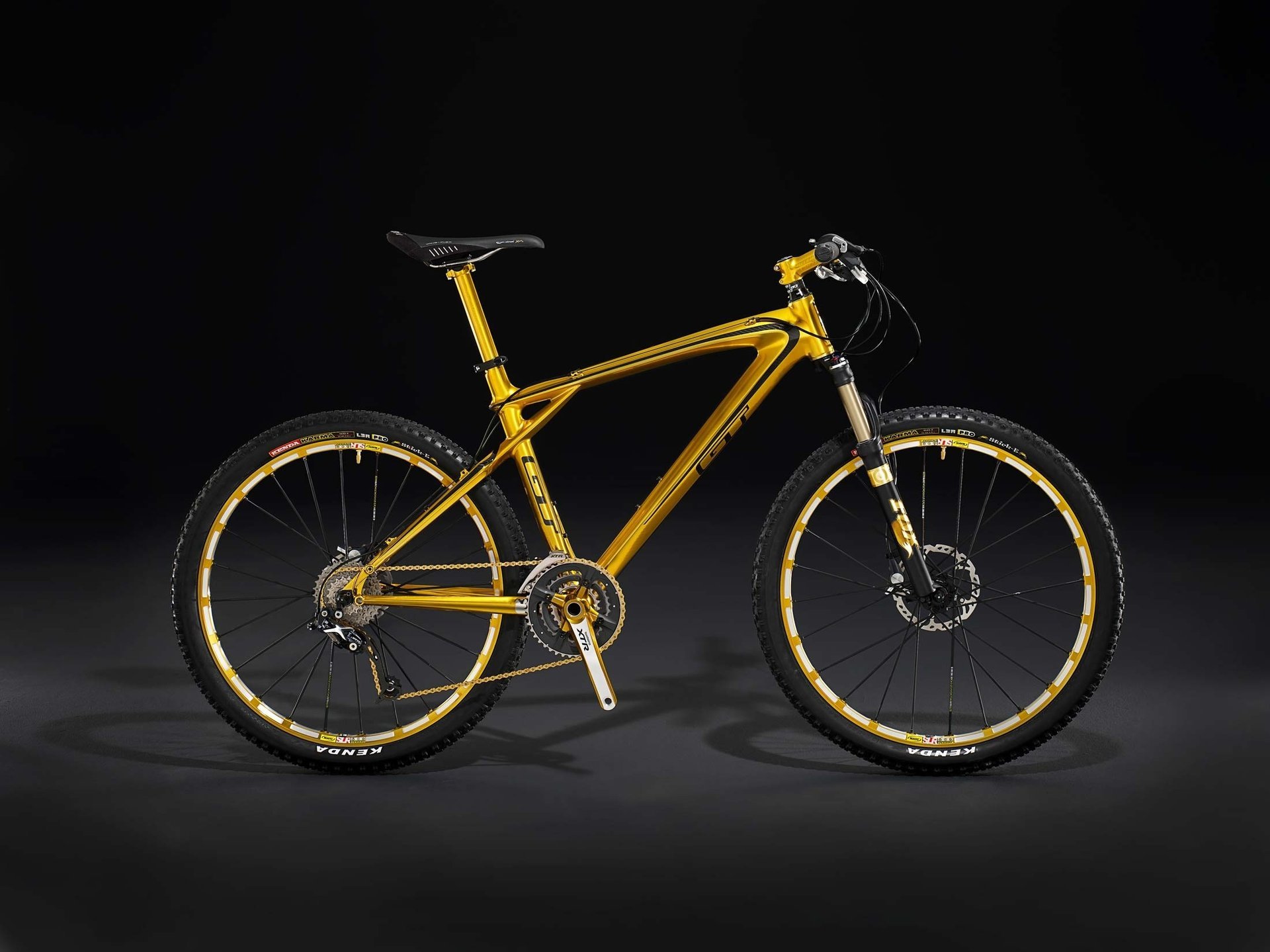 Желтый gt велосипед на черном фоне