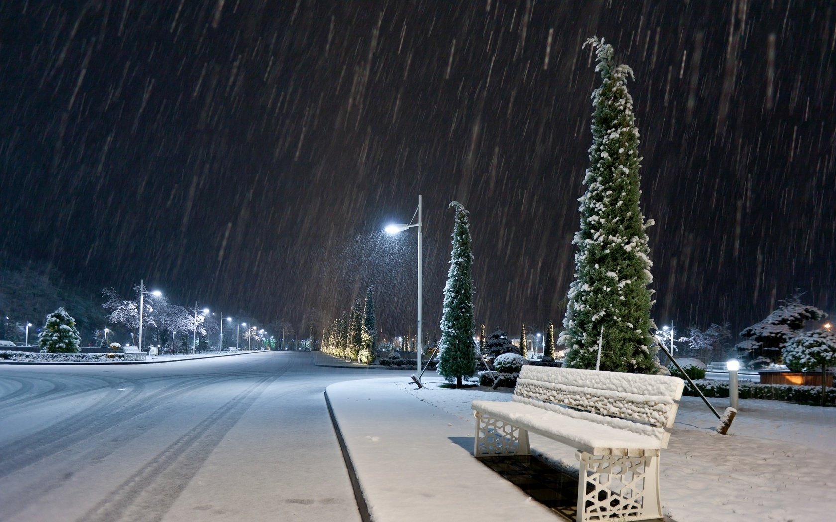 Ночная улица в первом снегу и в свете фонарей