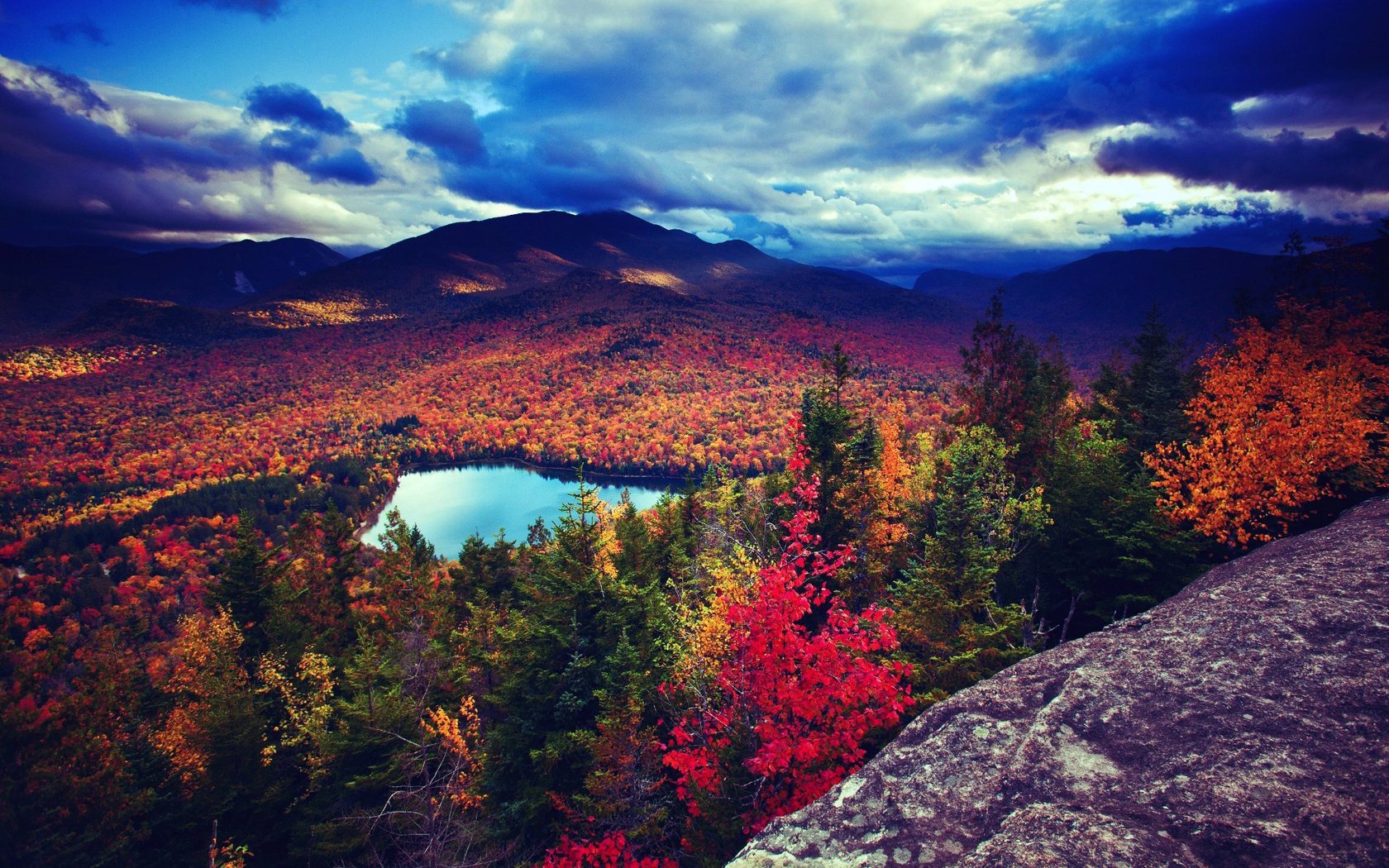 Краски осени и озеро - вид с горы