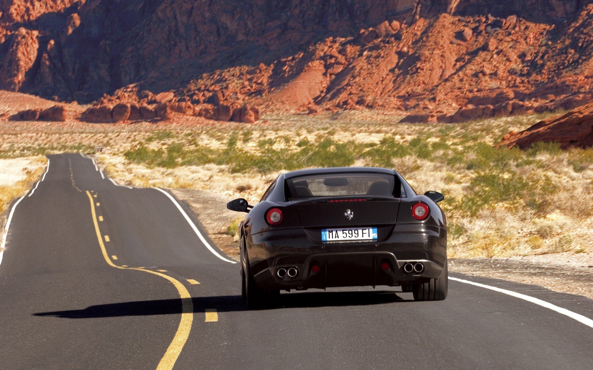 Картинка машина на дороге. Ferrari 599 Drift. Машина на дороге. Автомобиль едет. Красивая машина на дороге.
