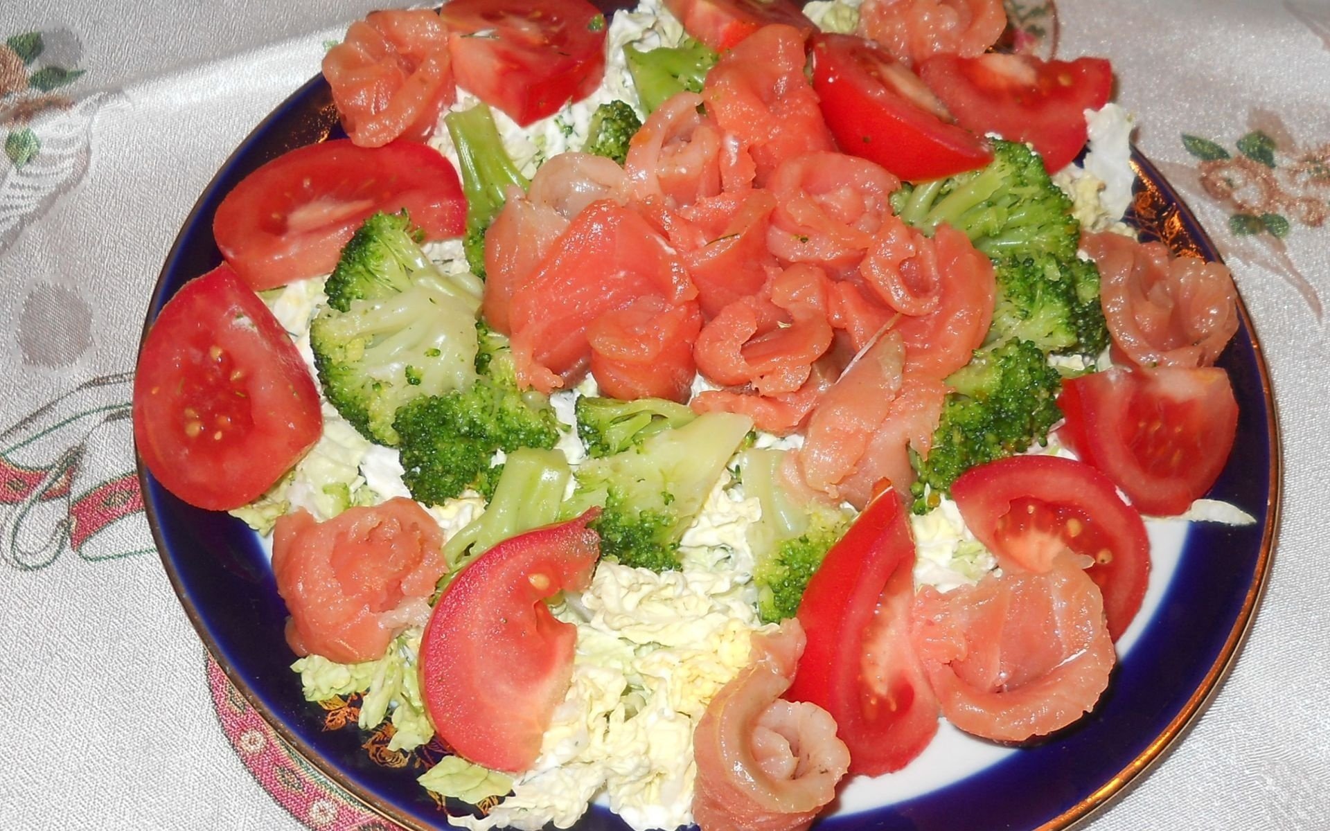 Салат из сёмги с помидорами и брокколи