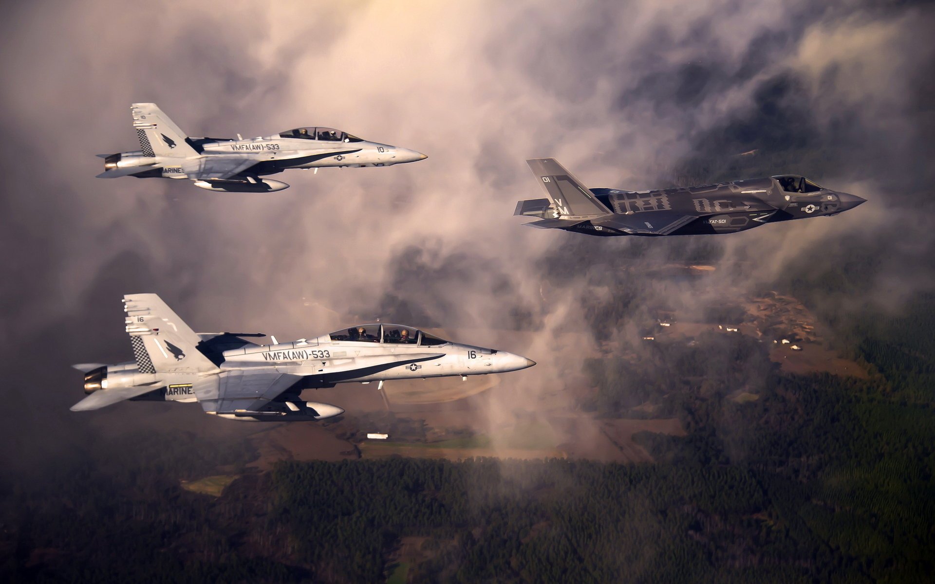 Истребители f-35 в полёте в облаках