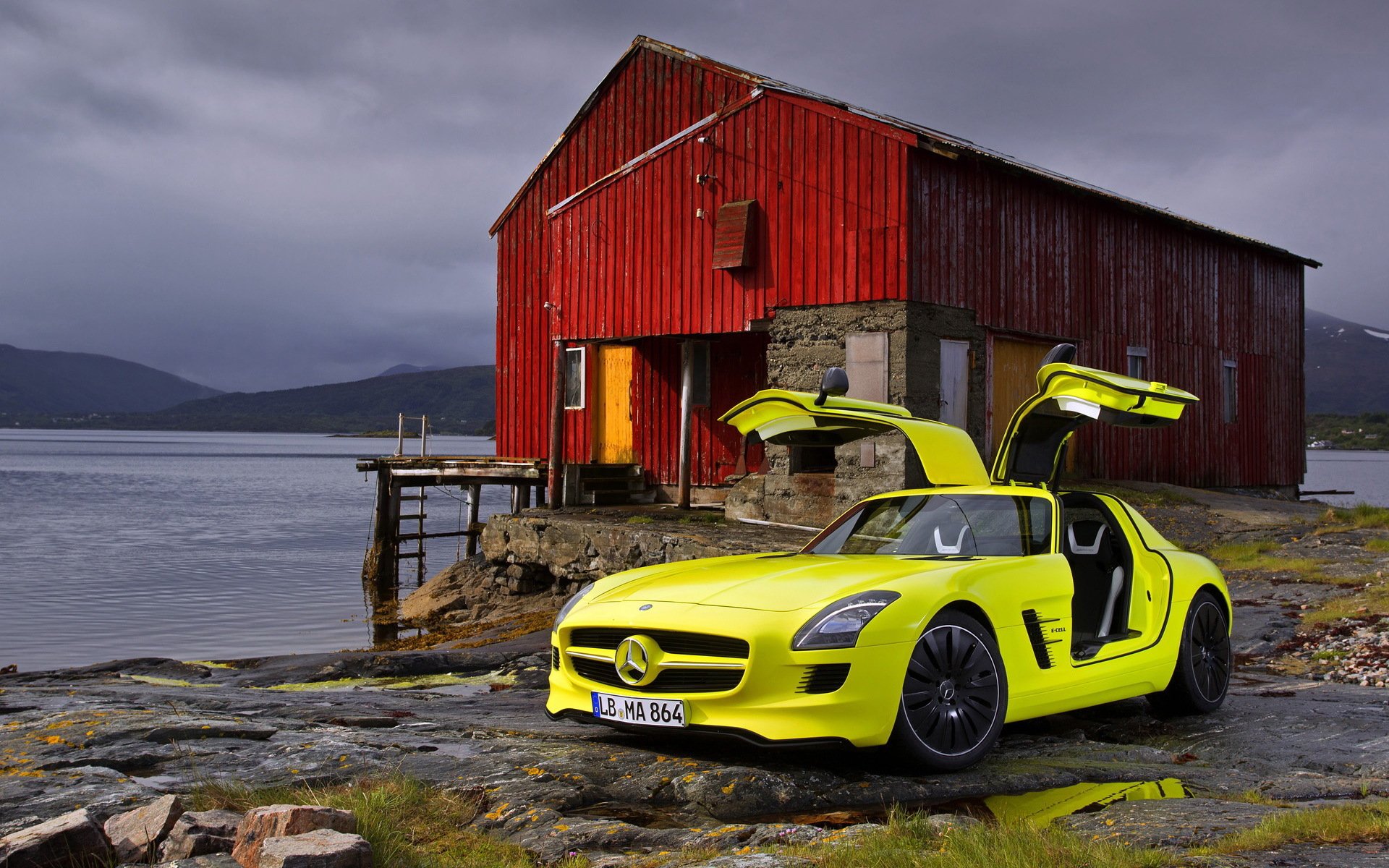 спортивный автомобиль желтый Mercedes-Benz без смс