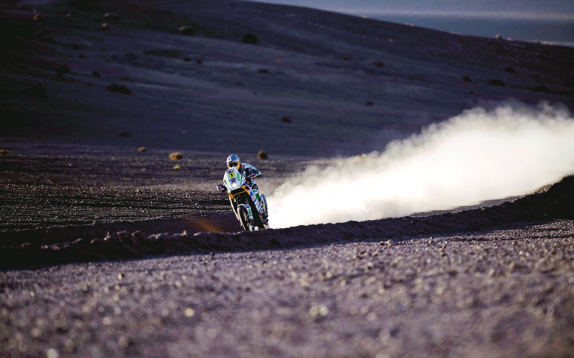 Бесстрашный мотоциклист и грозная пустыня