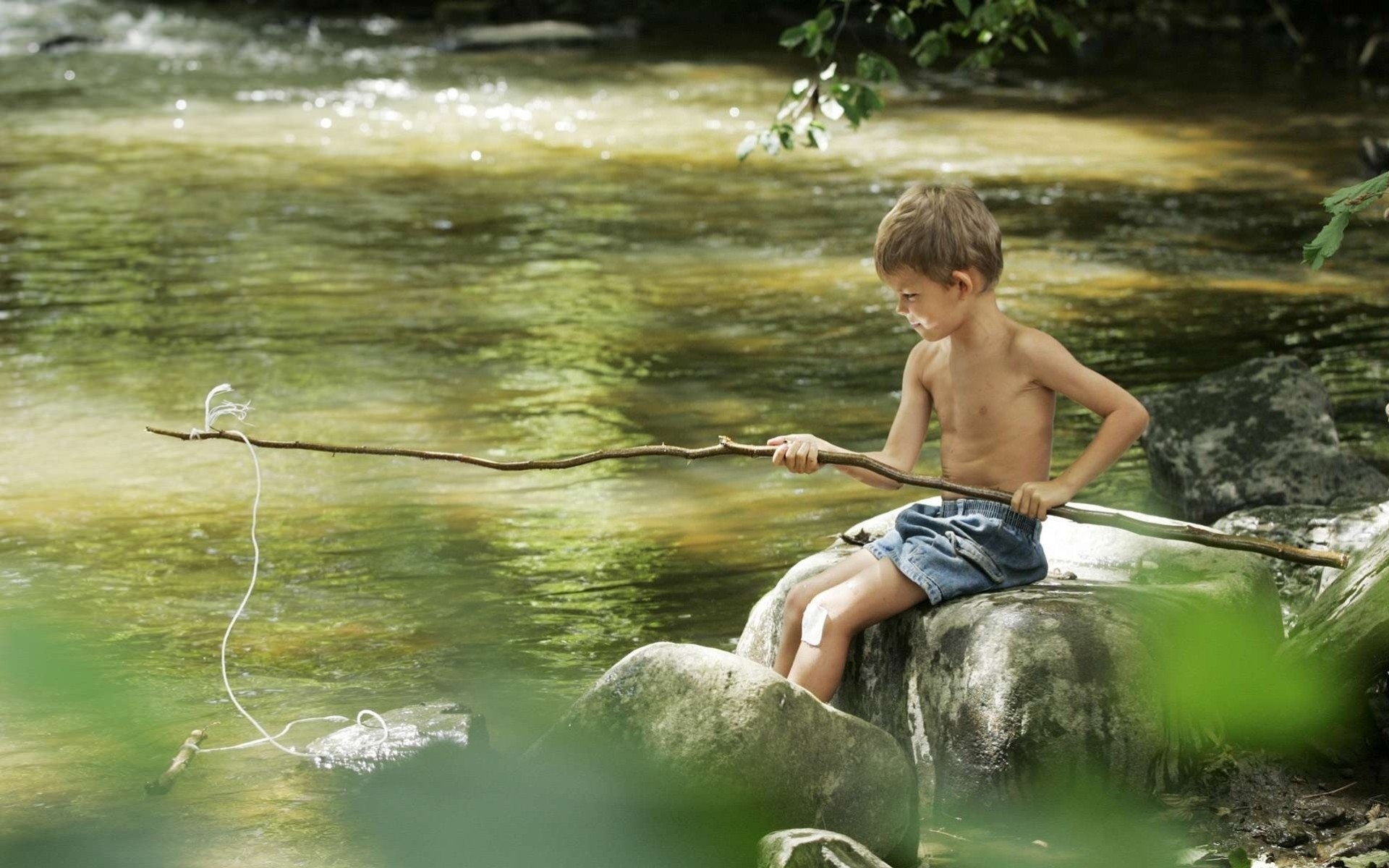 Кинешь в речку не. Летом на речке. Мальчишки на речке. Мальчик на рыбалке. Мальчик ловит рыбу.