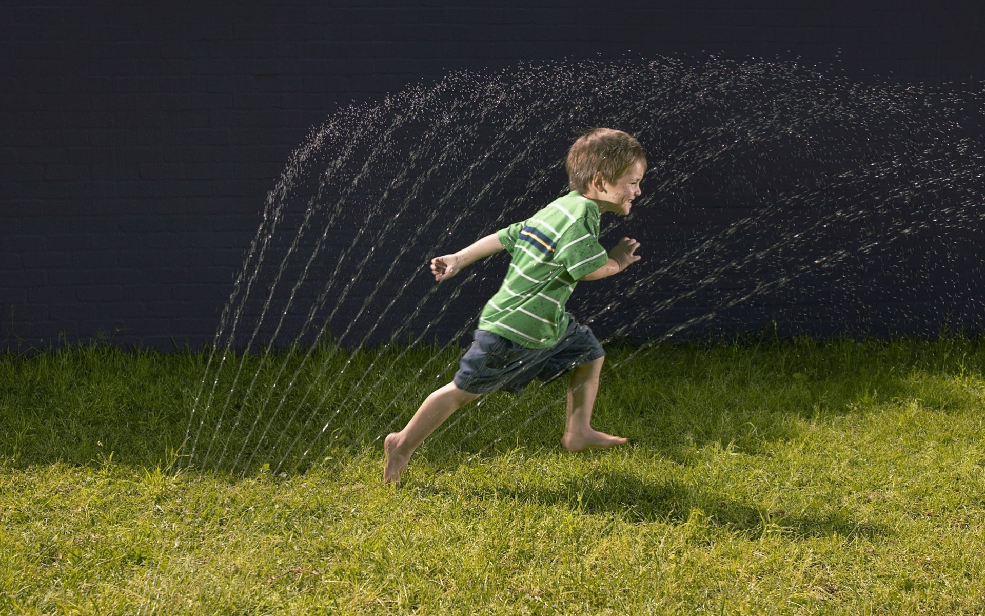 Включи бегущей воды. Мальчик бежит. Дети бегают по лужайке. Мальчик убегает. Дети бегут.
