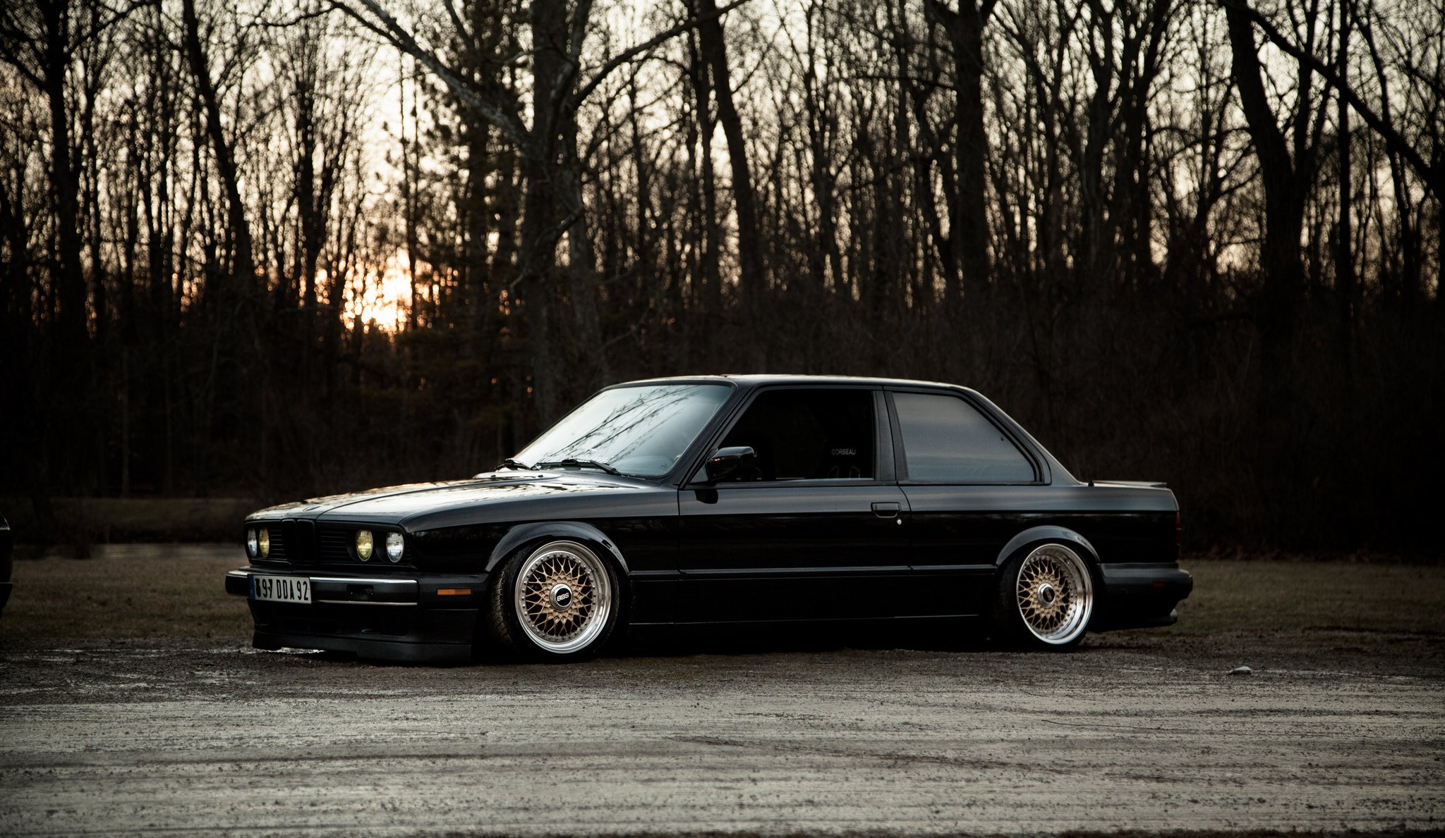 Темно 30. БМВ e30 черная. BMW e30 стенс. БМВ е30 купе стенс. BMW 3 e30 stance.