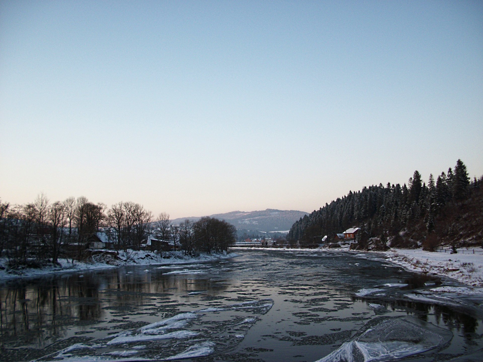 Зимняя река на фоне леса