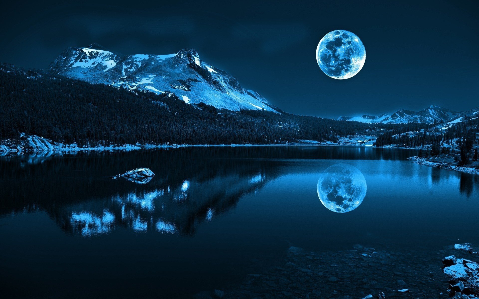 Полная луна в отражении в горном озере