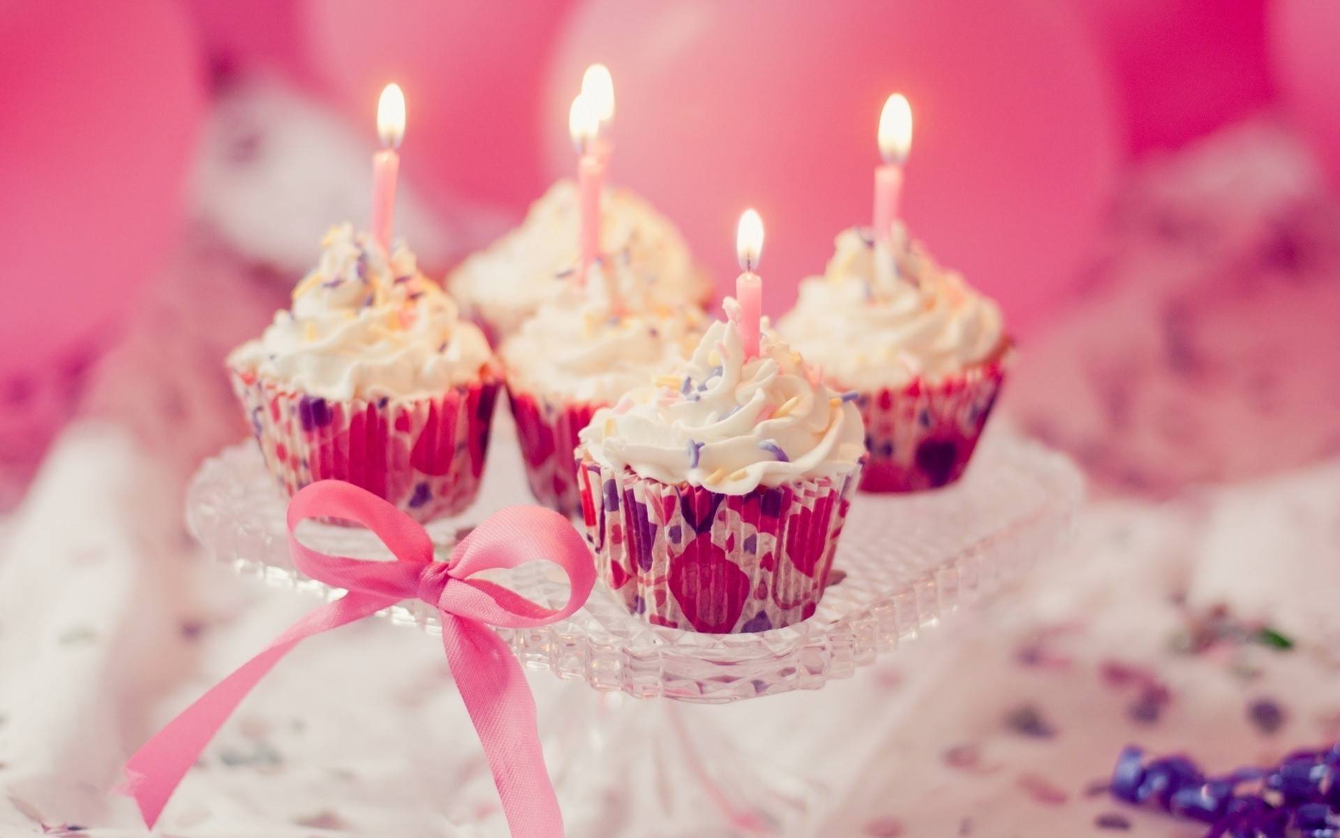 Рождения красивые картинки. Сладости на день рождения. Пирожное на день рождения. Пирожное со свечкой. Розовое пирожное со свечами.