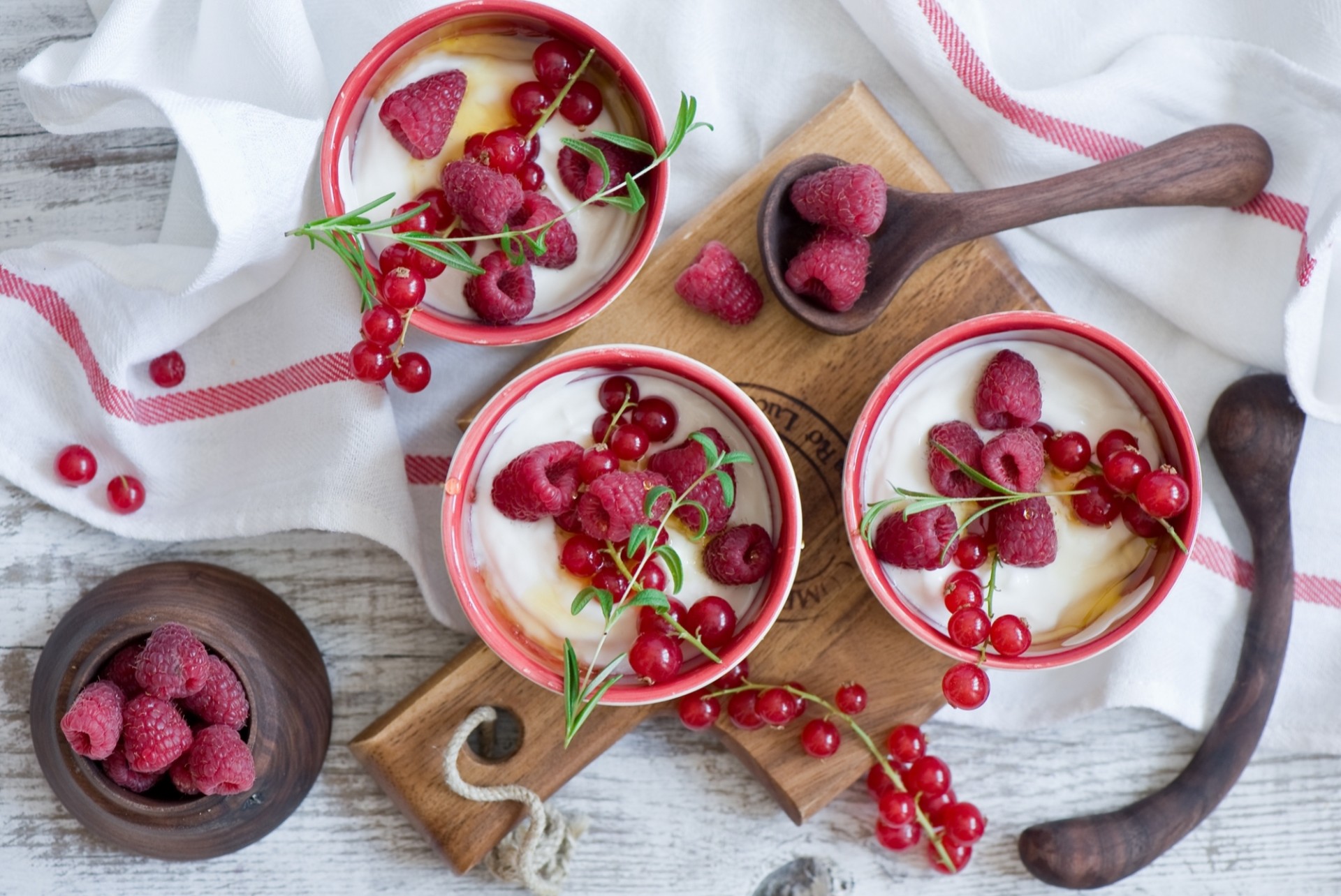 малина ягоды красная смородина йогурт