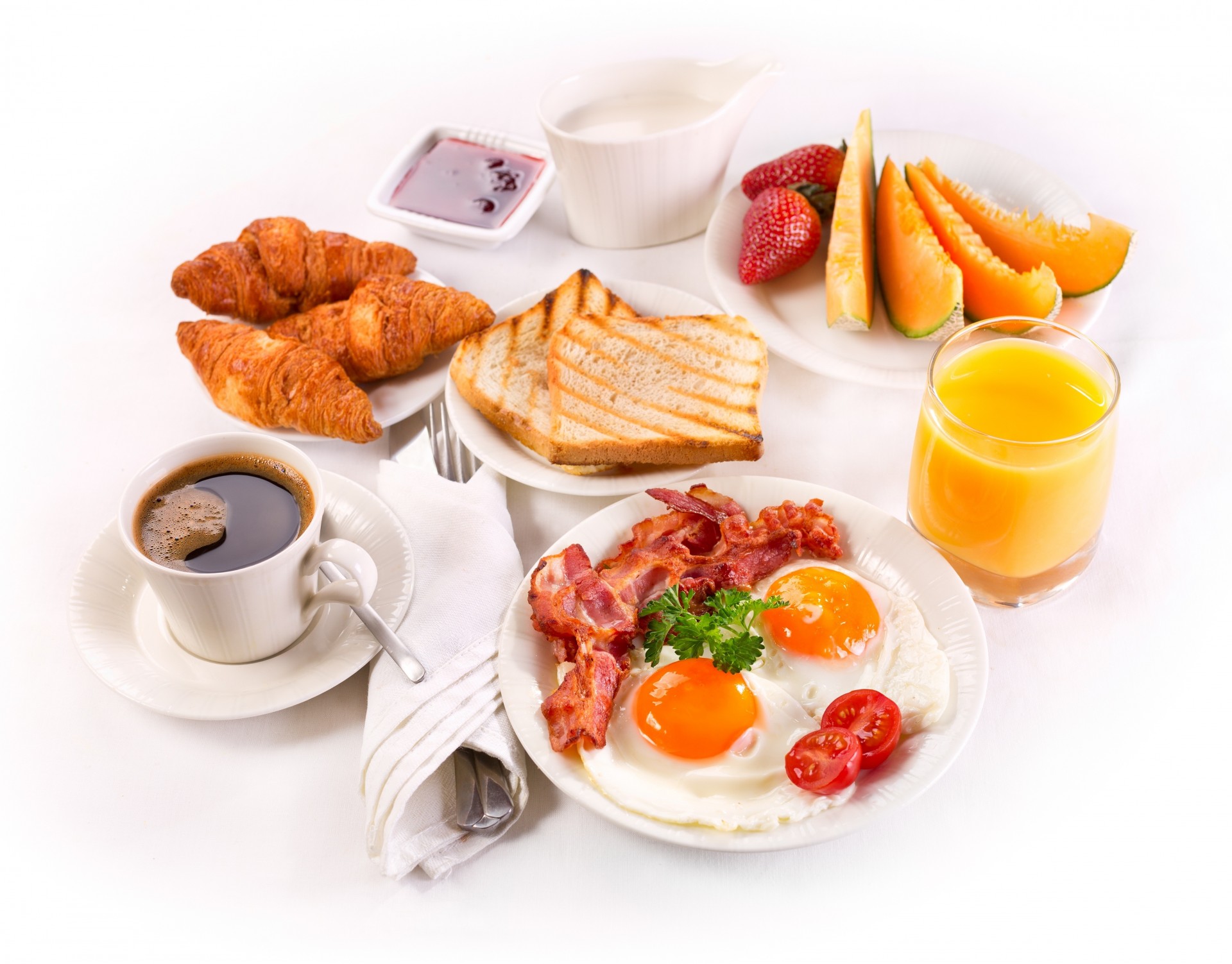 Завтрак с яичницей и круассанами на белом фоне
