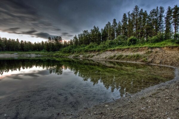 Выбери рисунок на котором верно показано как корабль отражается в воде