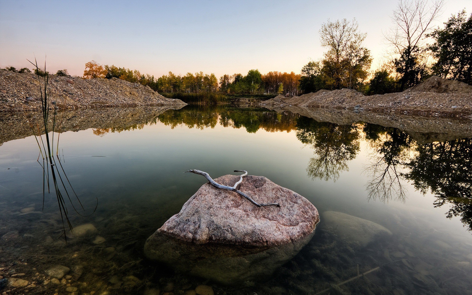 Камни в озере бесплатно