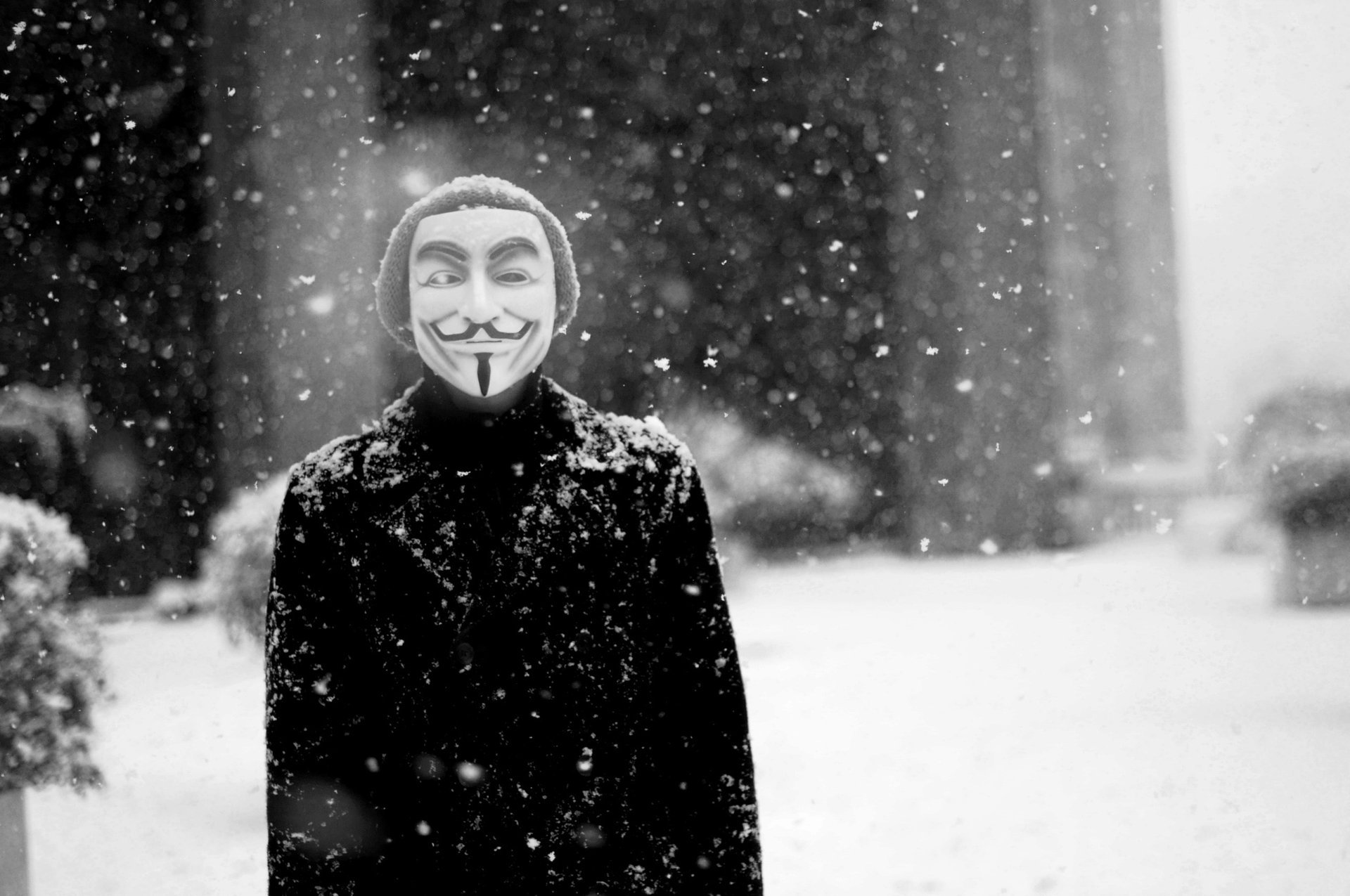 Человек в маске зимой на улице
