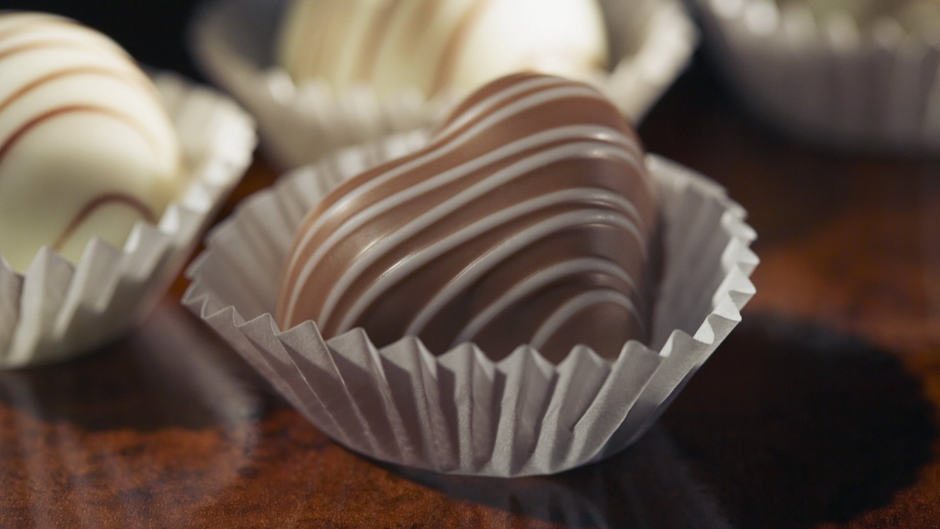 Шоколадная конфета в бумажной упаковке
