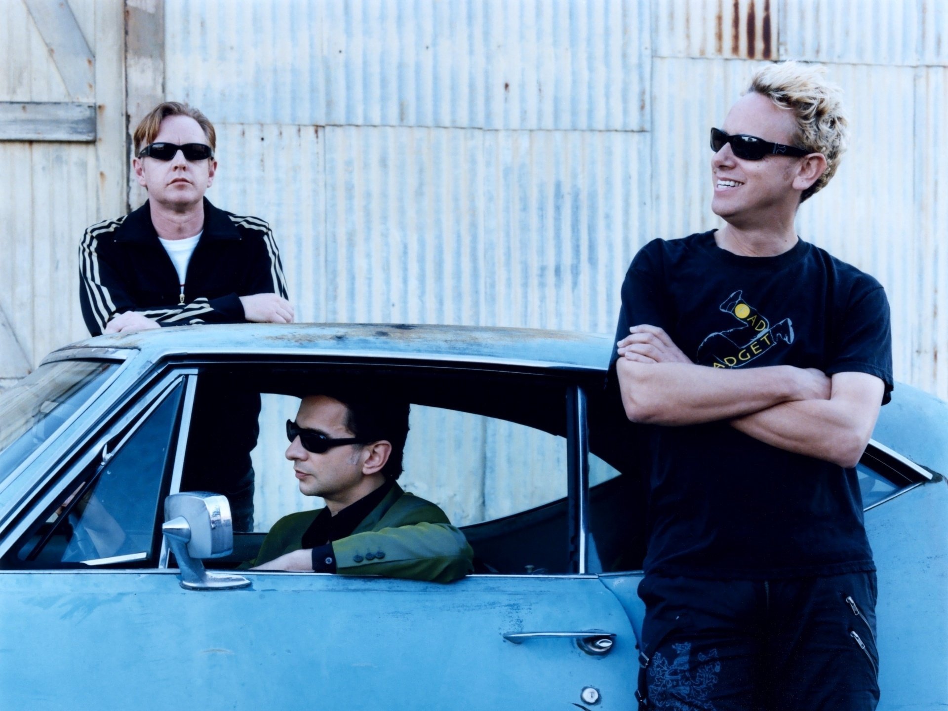Группа Depeche mode рядом с машиной