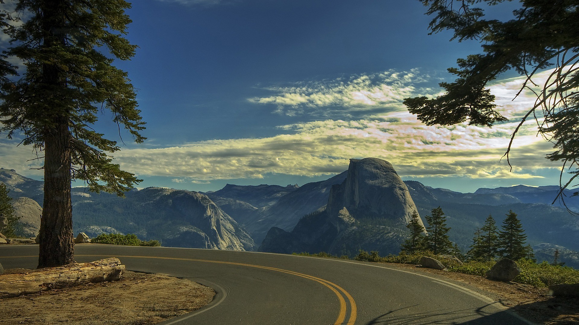 Дорога изображена в виде. Yosemite National Park дорога. Стоун-Маунтин Аппалачи. Дорога в Калифорнии Йосемите. Пейзаж с дорогой.