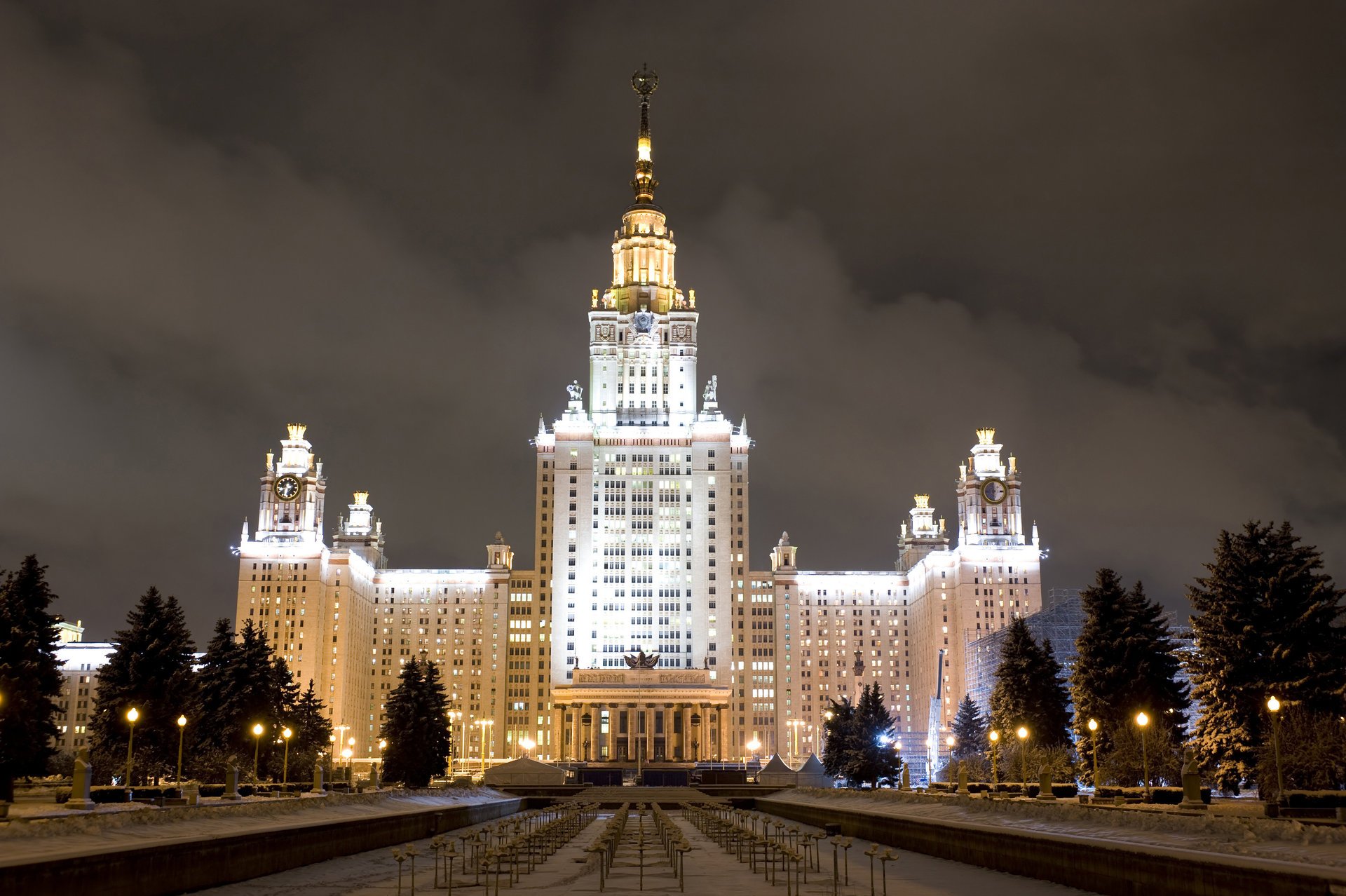 Университет в Москве серой ночью