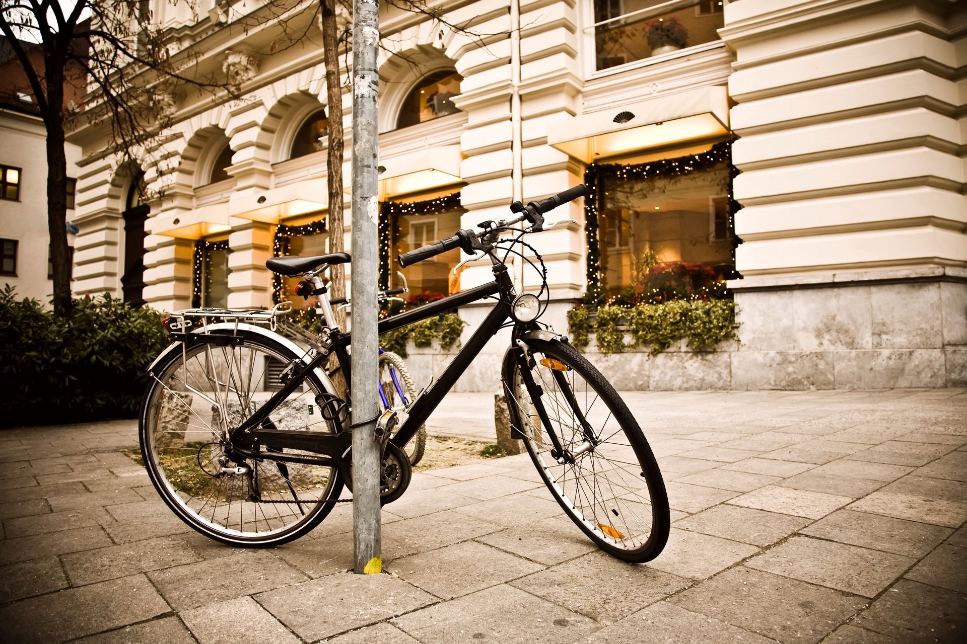 Велосипед на улице на фоне ветрин